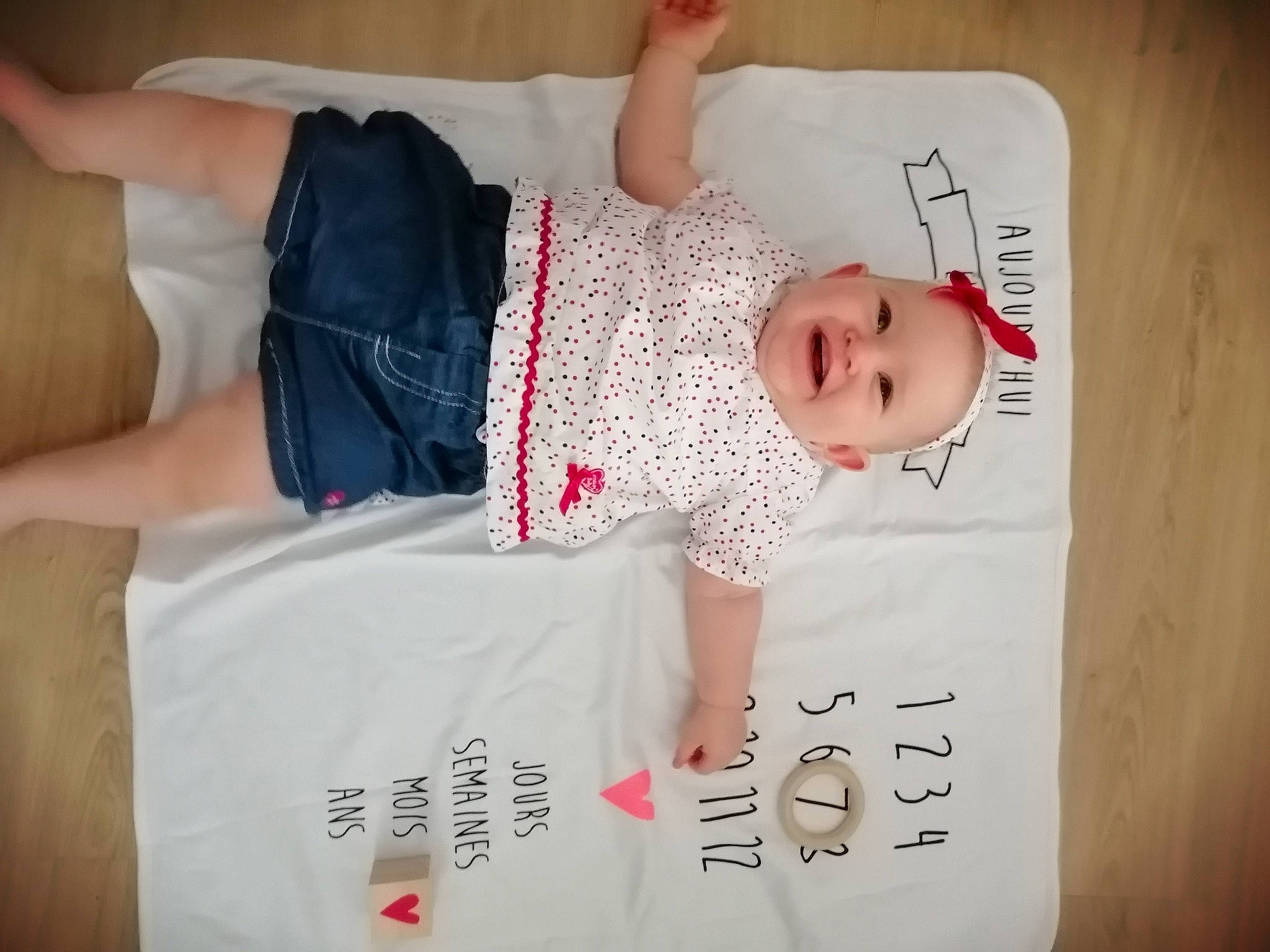 éléana a rejoint le concours — aidez-le/la à gagner de superbes lots ! baby, baby_toddler_clothing, chest, child, comfort, elbow, font, happy, human_leg, joy, knee, pattern, person, pink, room, sleeve, t_shirt, thigh, toddler, waist