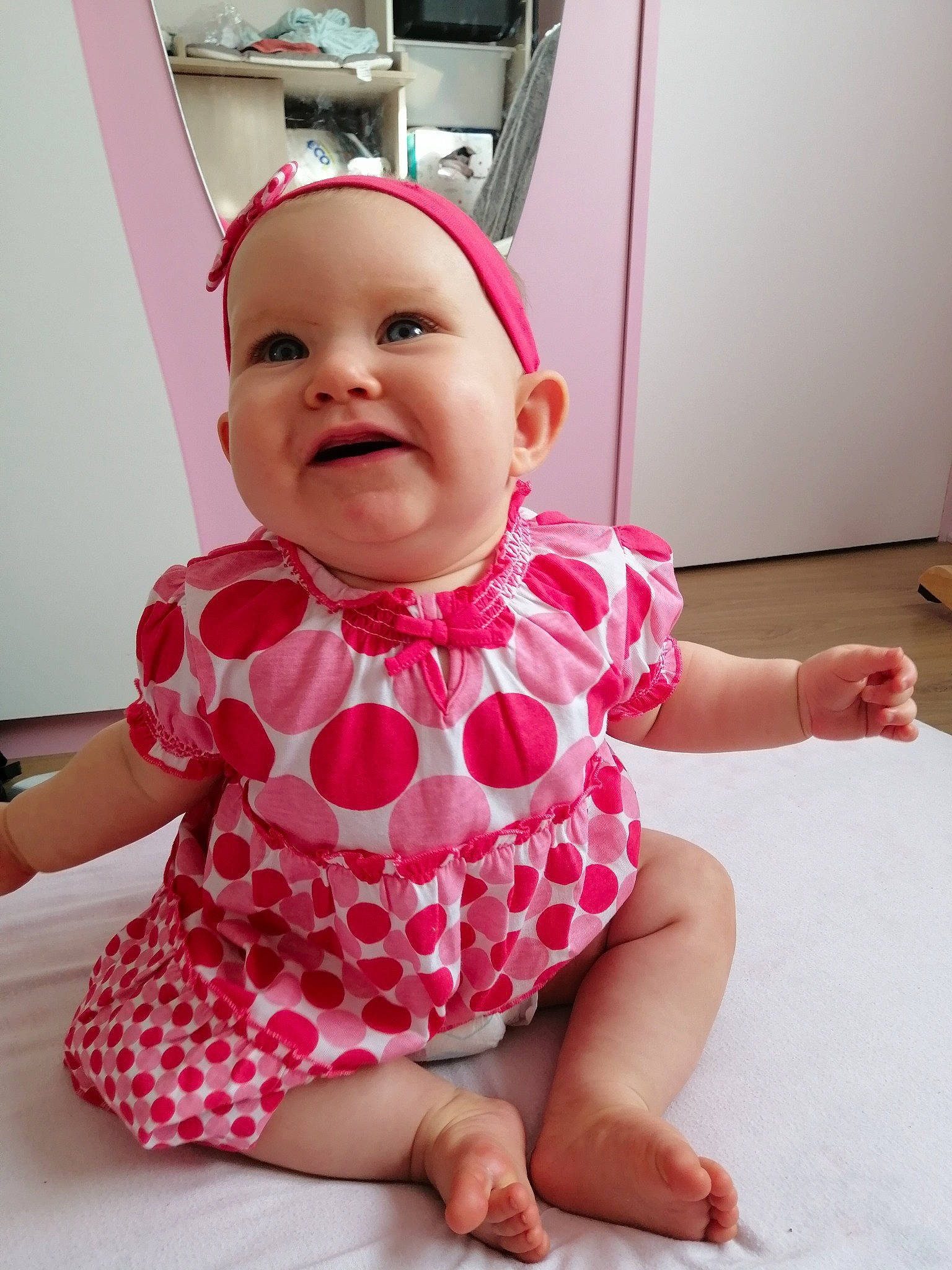 éléana a rejoint le concours — aidez-le/la à gagner de superbes lots ! baby, baby_toddler_clothing, cheek, comfort, eye, facial_expression, fun, gesture, happy, magenta, mouth, neck, pattern, person, pink, skin, sleeve, smile, thigh, thumb