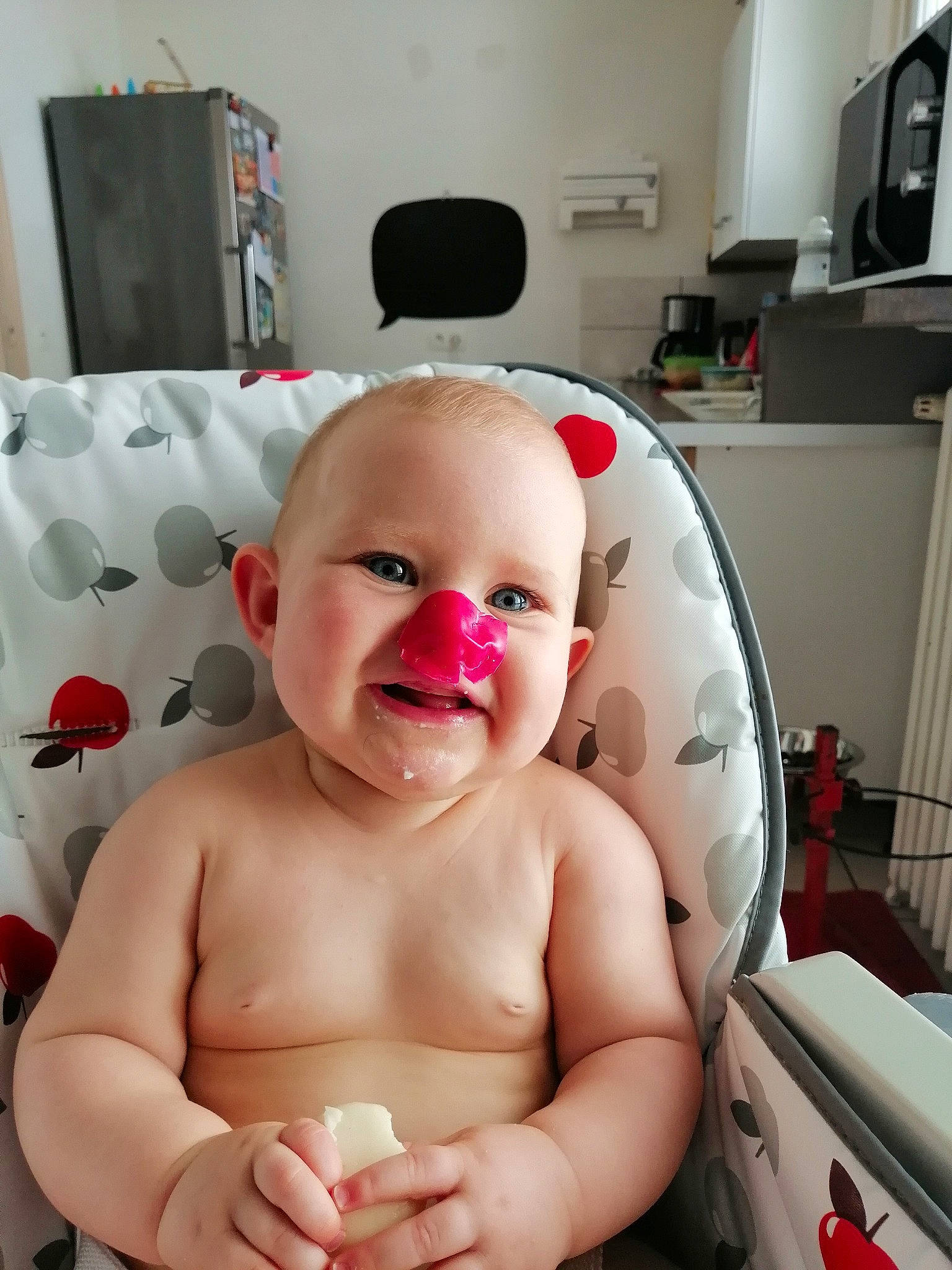 éléana a rejoint le concours — aidez-le/la à gagner de superbes lots ! arm, baby, cheek, chest, eye, eyelash, face, finger, head, human_body, joy, lip, mouth, muscle, nose, person, skin, smile, stomach, television