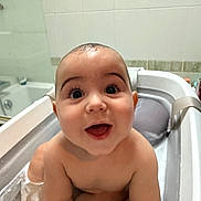 Junayd a rejoint le concours — aidez-le/la à gagner de superbes lots ! baby, bathtub, bath, water, bubbles, child, smile, happy, cute, skin, indoor, tiled_wall, head, face, person, plump, joyful, bathroom, sitting, wet