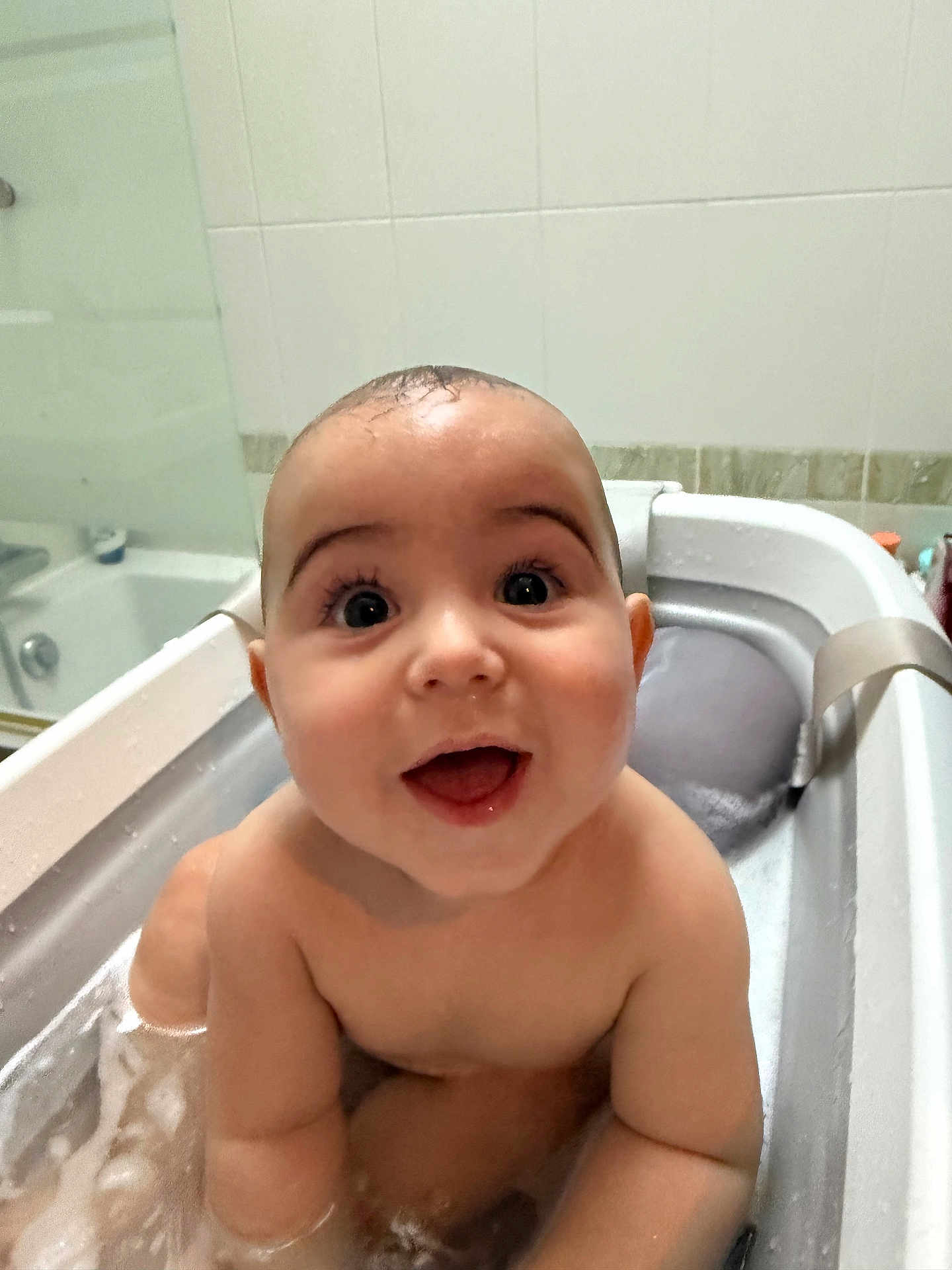 Junayd a rejoint le concours — aidez-le/la à gagner de superbes lots ! baby, bathtub, bath, water, bubbles, child, smile, happy, cute, skin, indoor, tiled_wall, head, face, person, plump, joyful, bathroom, sitting, wet