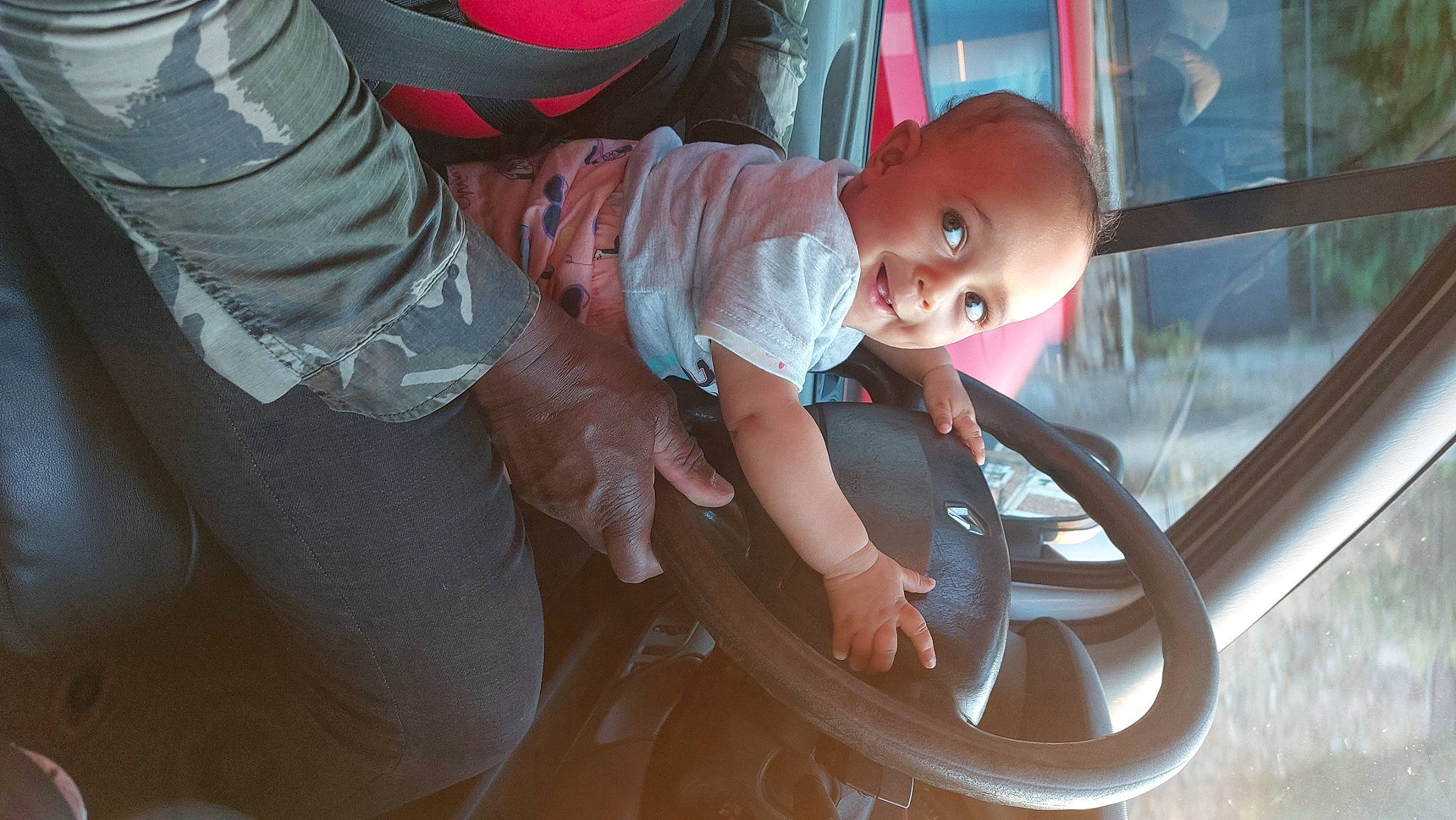 Mélina Arséne Mangalam a rejoint le concours — aidez-le/la à gagner de superbes lots ! automotive_design, automotive_exterior, automotive_lighting, automotive_tire, automotive_wheel_system, baby, dress, fashion, finger, flash_photography, hand, hat, joy, leg, motor_vehicle, person, tire, toddler, tree, vehicle_door