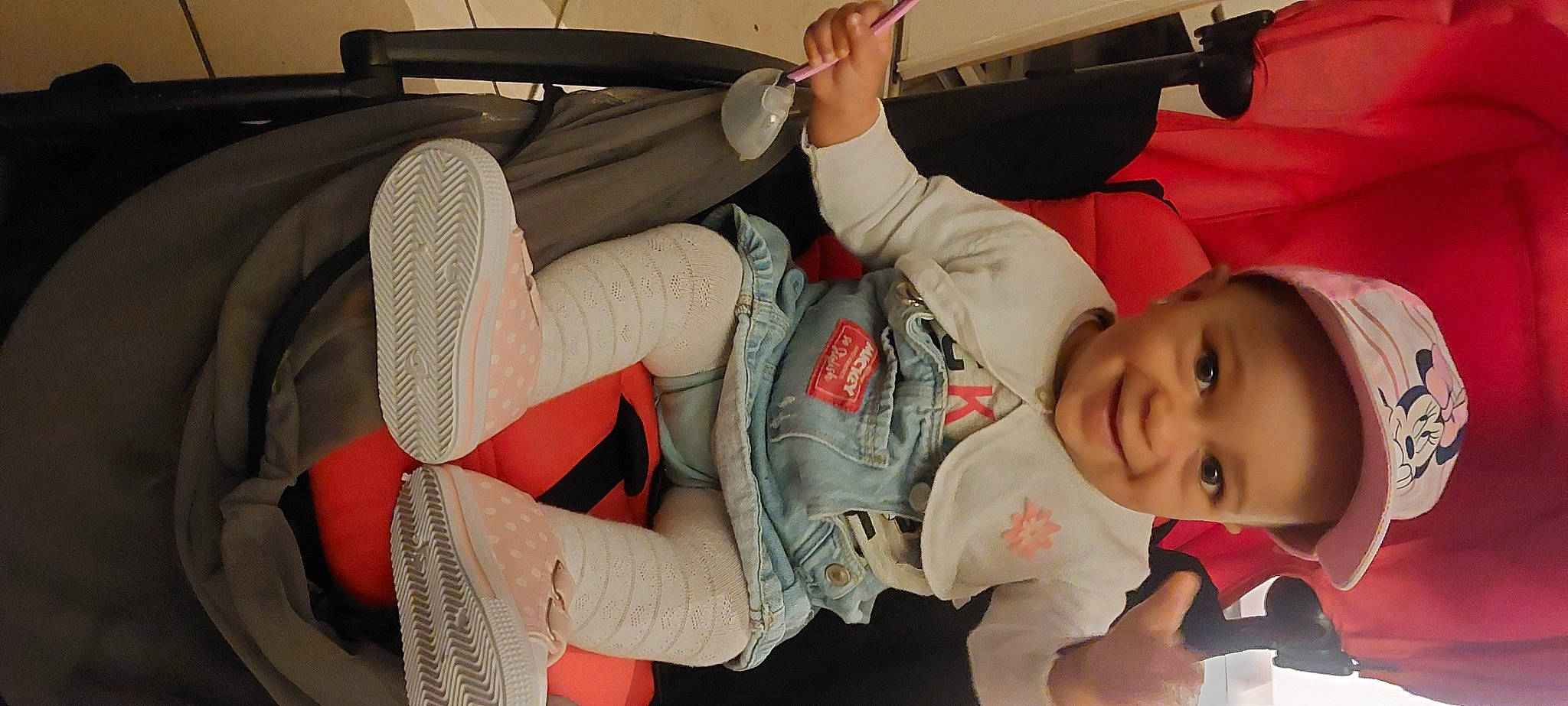 Mélina Arséne Mangalam a rejoint le concours — aidez-le/la à gagner de superbes lots ! arm, auto_part, automotive_design, baby, baby_toddler_clothing, car_seat, child, comfort, finger, gesture, headwear, human_leg, joy, knee, lap, leg, mouth, person, smile, steering_wheel