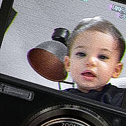 Andrea a rejoint le concours — aidez-le/la à gagner de superbes lots ! camera, camera_screen, child, closeup, display, electronics, face, gadget, grainy, indoor, lamp, lens, play_icon, portrait, rec_icon, recording, scanlines, screen_texture, vhs_style, zoom_lens