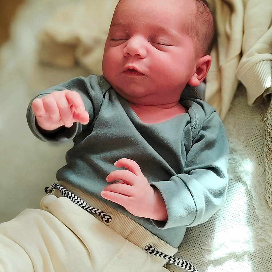 Andrea a rejoint le concours — aidez-le/la à gagner de superbes lots ! baby, blanket, child, clothing, cozy, cute, fabric, face, hand, head, indoors, infant, newborn, peaceful, portrait, relaxation, rest, skin, sleeping, soft_light