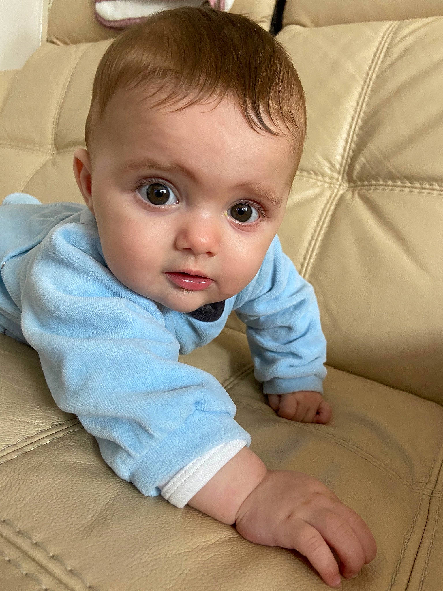 Sofia a rejoint le concours — aidez-le/la à gagner de superbes lots ! baby, cheek, child, chin, ear, eye, face, finger, head, lip, mouth, nose, person, sitting, skin, smile, toddler, tummy_time