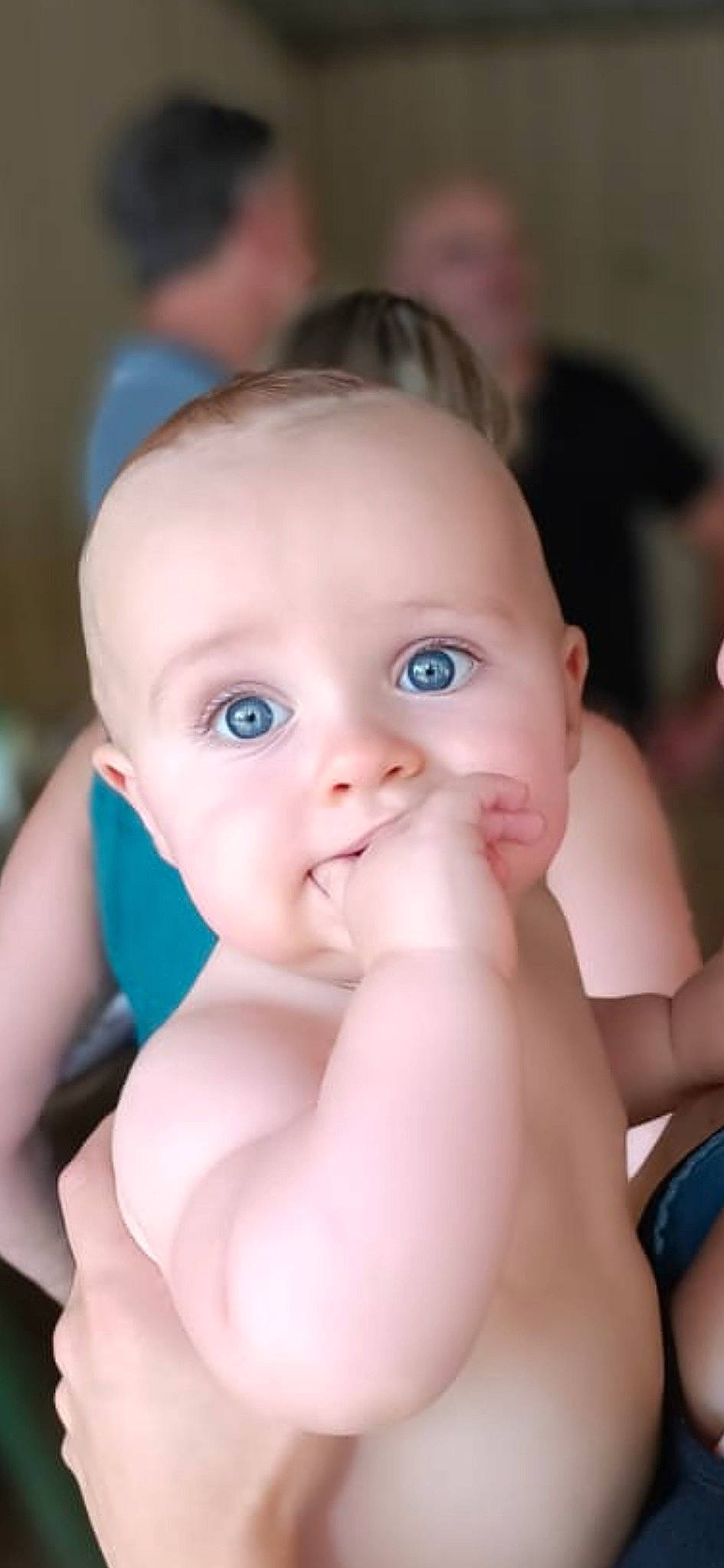 Naël participe au concours pour gagner de l'argent avec cette photo : arm, baby, cheek, chin, ear, eyebrow, eyelash, finger, forehead, gesture, happy, human_body, iris, lip, mouth, nail, neck, nose, person, skin