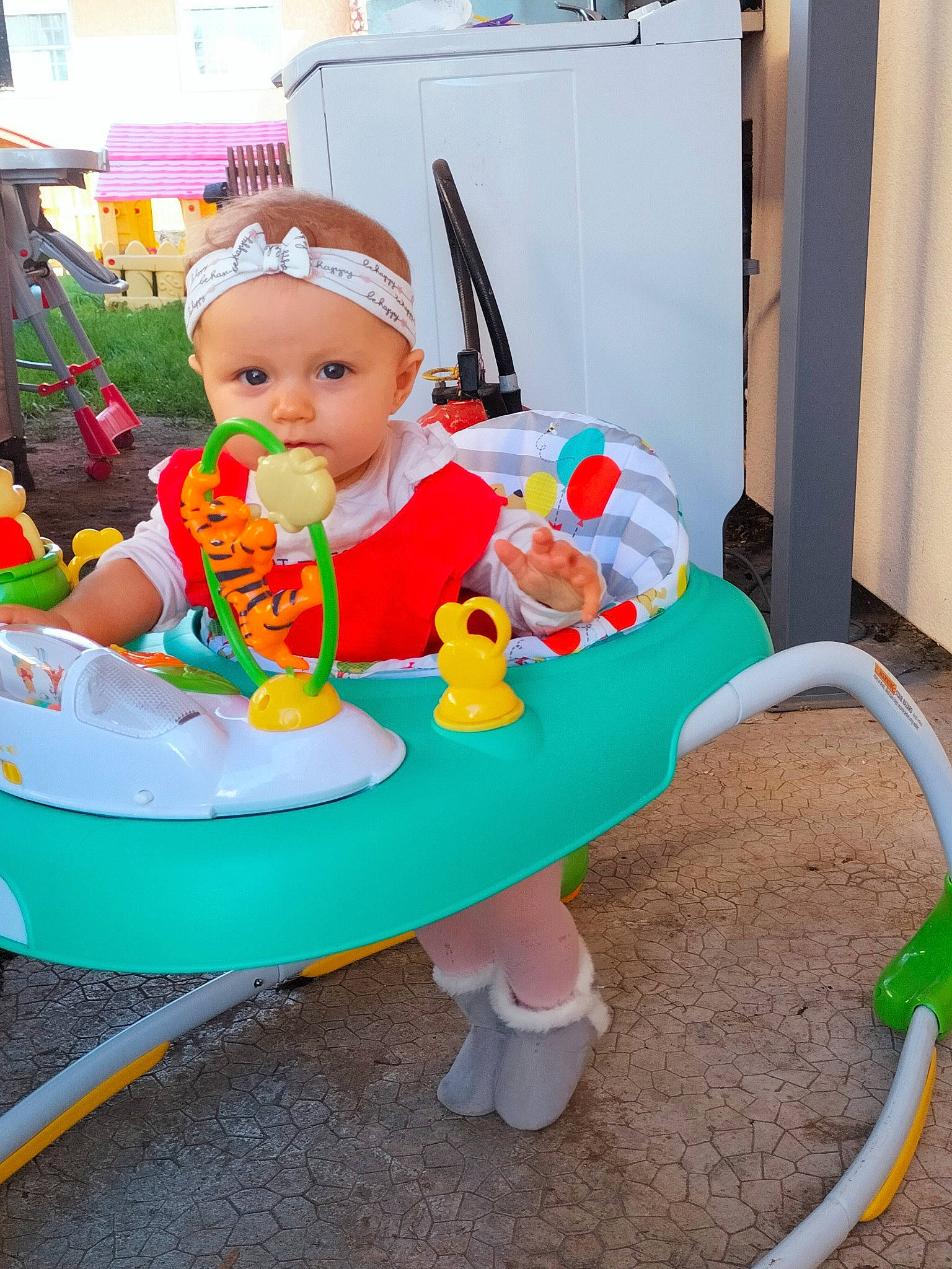 Zia a rejoint le concours — aidez-le/la à gagner de superbes lots ! baby, baby_playing_with_toys, baby_products, baby_toddler_clothing, baby_toys, chair, child, fun, headwear, hose, leisure, person, plastic, play, riding_toy, room, sharing, sitting, table, toddler