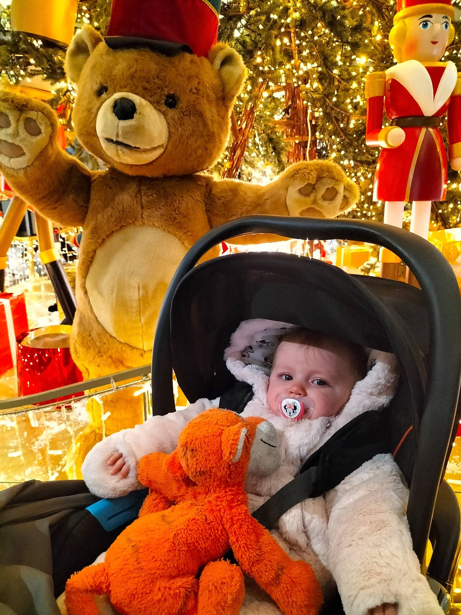 Zia participe au concours pour gagner de l'argent avec cette photo : child, christmas_ornament, christmas_tree, event, fun, fur, happy, hat, holiday, mammal, orange, organ, ornament, people, person, plush, snapshot, stuffed_toy, teddy_bear, toy