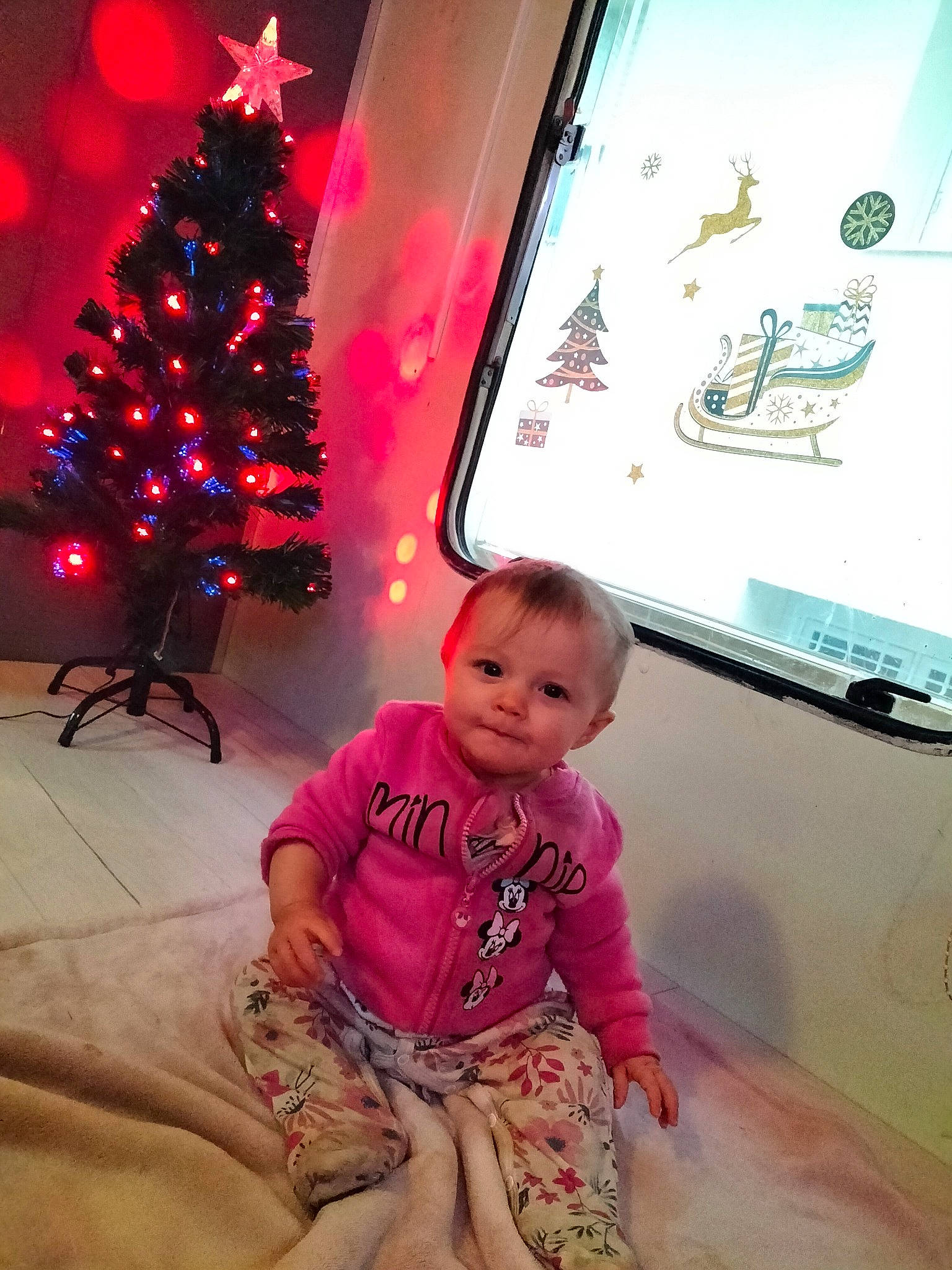 Zia participe au concours pour gagner de l'argent avec cette photo : baby, baby_toddler_clothing, beauty, christmas_ornament, christmas_tree, electronic_device, flooring, fun, happy, holiday_ornament, magenta, mammal, ornament, person, pink, plant, snapshot, standing, technology, toddler