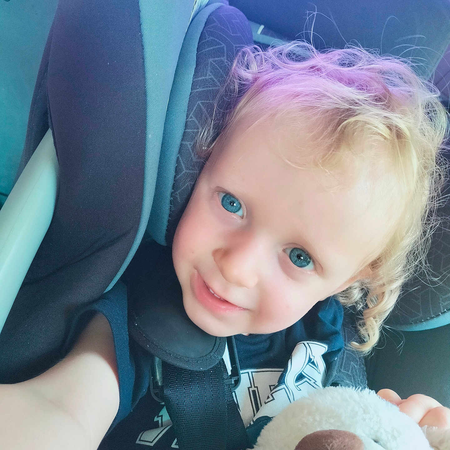 Esteban a rejoint le concours — aidez-le/la à gagner de superbes lots ! blond_hair, blue_eyes, car_interior, car_seat, casual_clothing, child, child_seat, closeup, curly_hair, cute, happy, indoor, person, plush_toy, portrait, seatbelt, smile, soft_lighting, stuffed_animal, toddler