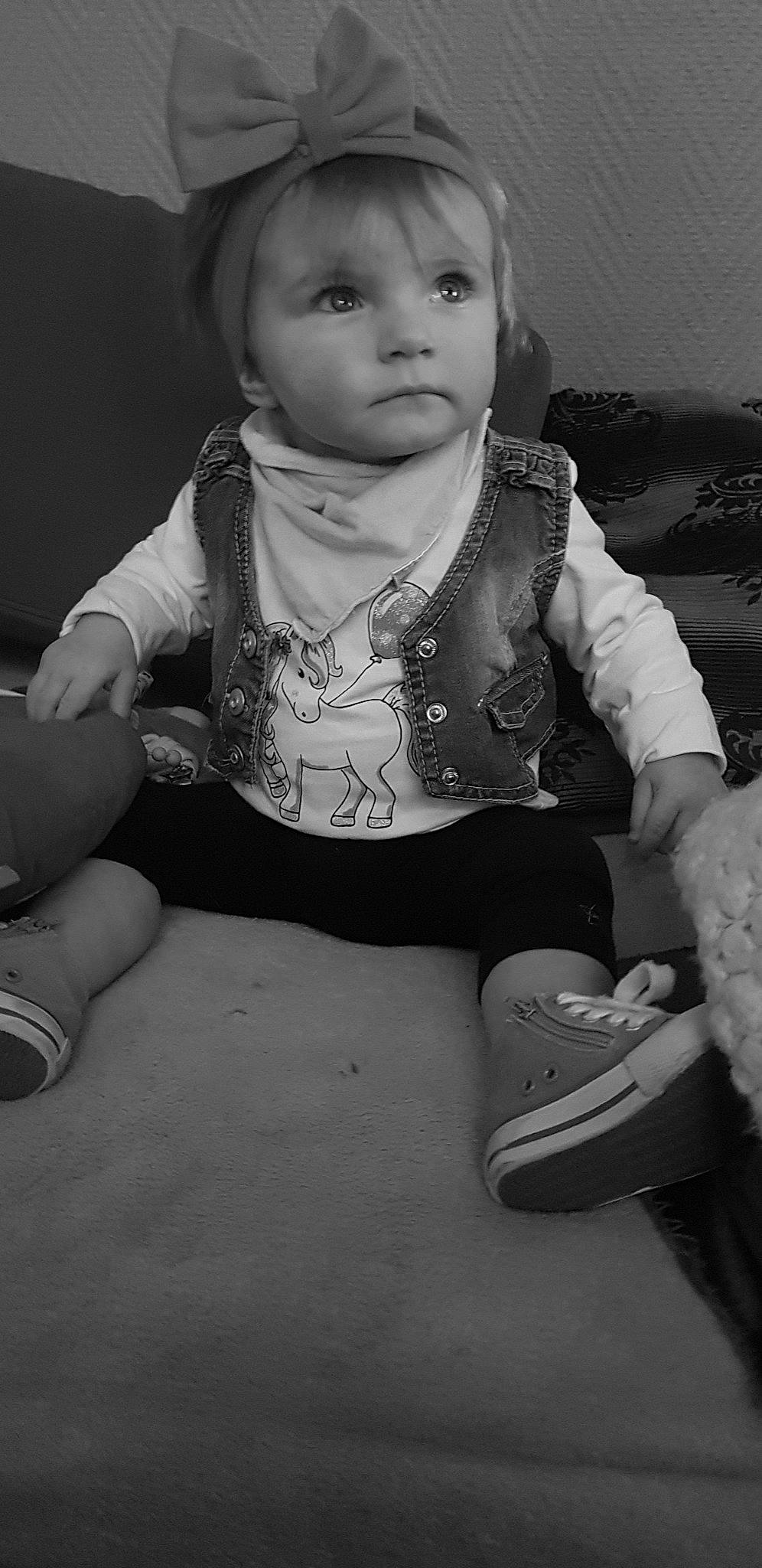 Kalyssa a rejoint le concours — aidez-le/la à gagner de superbes lots ! baby, black, black_and_white, cheek, child, eye, face, fun, leg, monochrome, monochrome_photography, person, photography, play, shoe, sitting, skin, smile, stock_photography, toddler