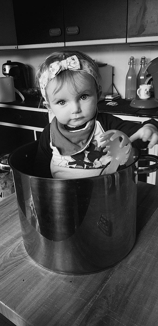 Kalyssa participe au concours pour gagner de l'argent avec cette photo : baby, black_and_white, child, cook, cooking, cookware_and_bakeware, person, photography, play, product, room, toddler