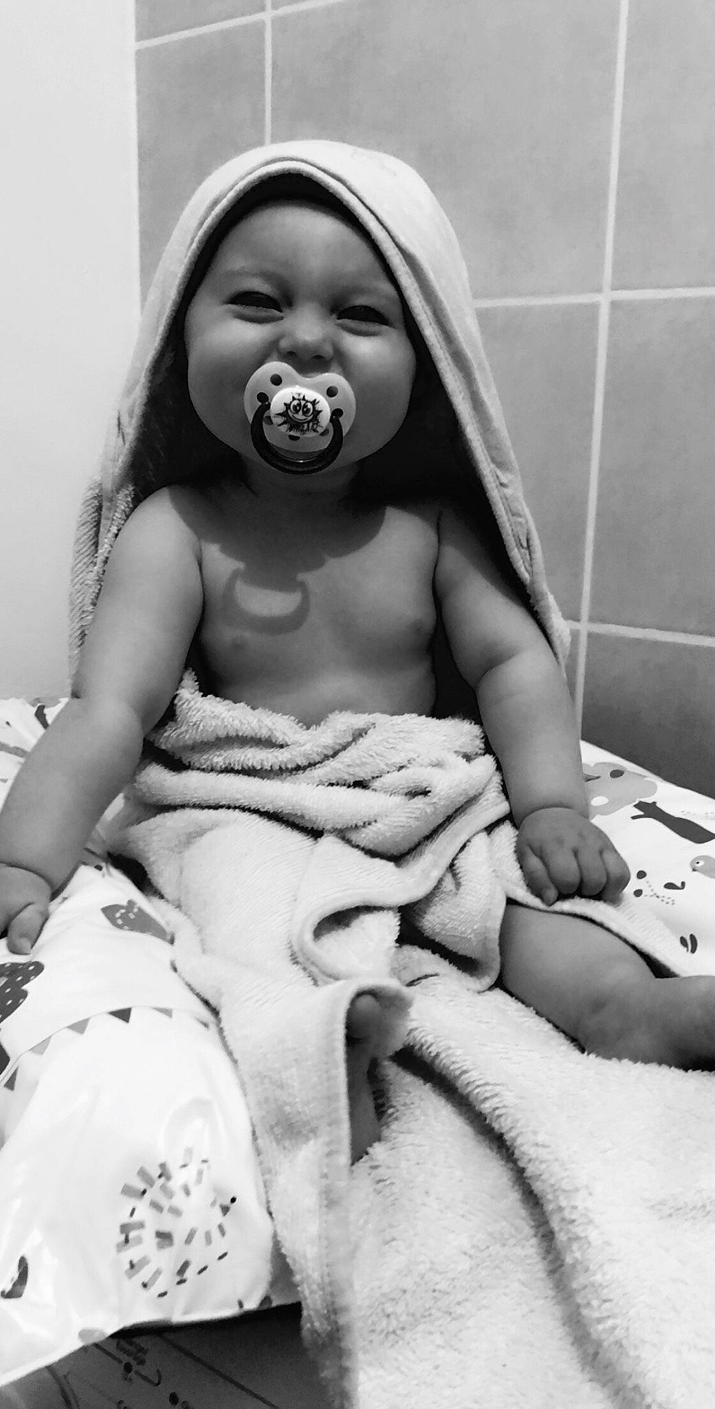 éléa a rejoint le concours — aidez-le/la à gagner de superbes lots ! baby, birth, black_and_white, child, eye, facial_expression, hand, headwear, monochrome, mouth, person, photograph, photography, smile, toddler