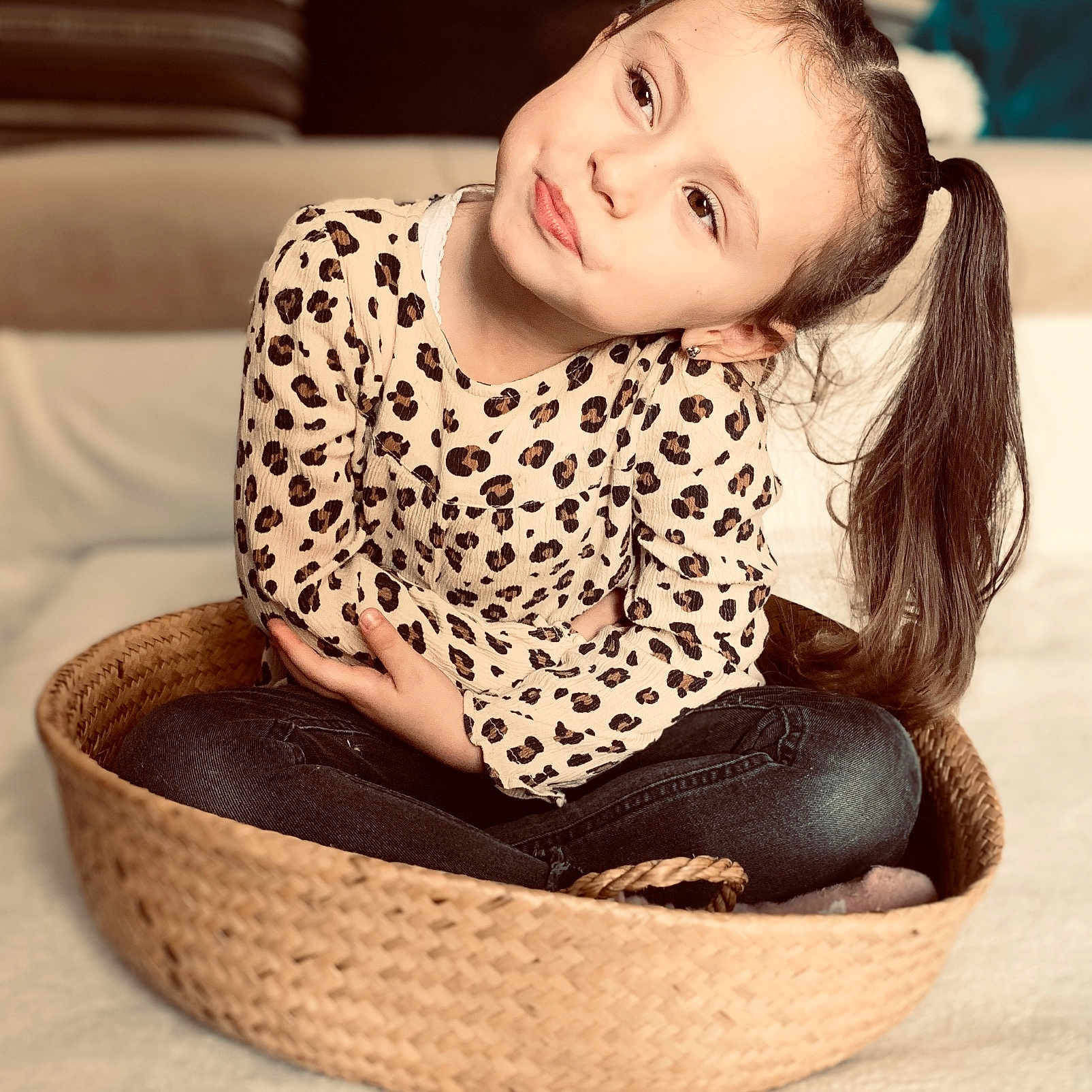 éléa participe au concours pour gagner de l'argent avec cette photo : basket, beachwear, child, clothing, face, female, fun, girl, hair, happy, head, leisureactivities, pants, person, photography, picnic, portrait, sitting, sleeve, smile