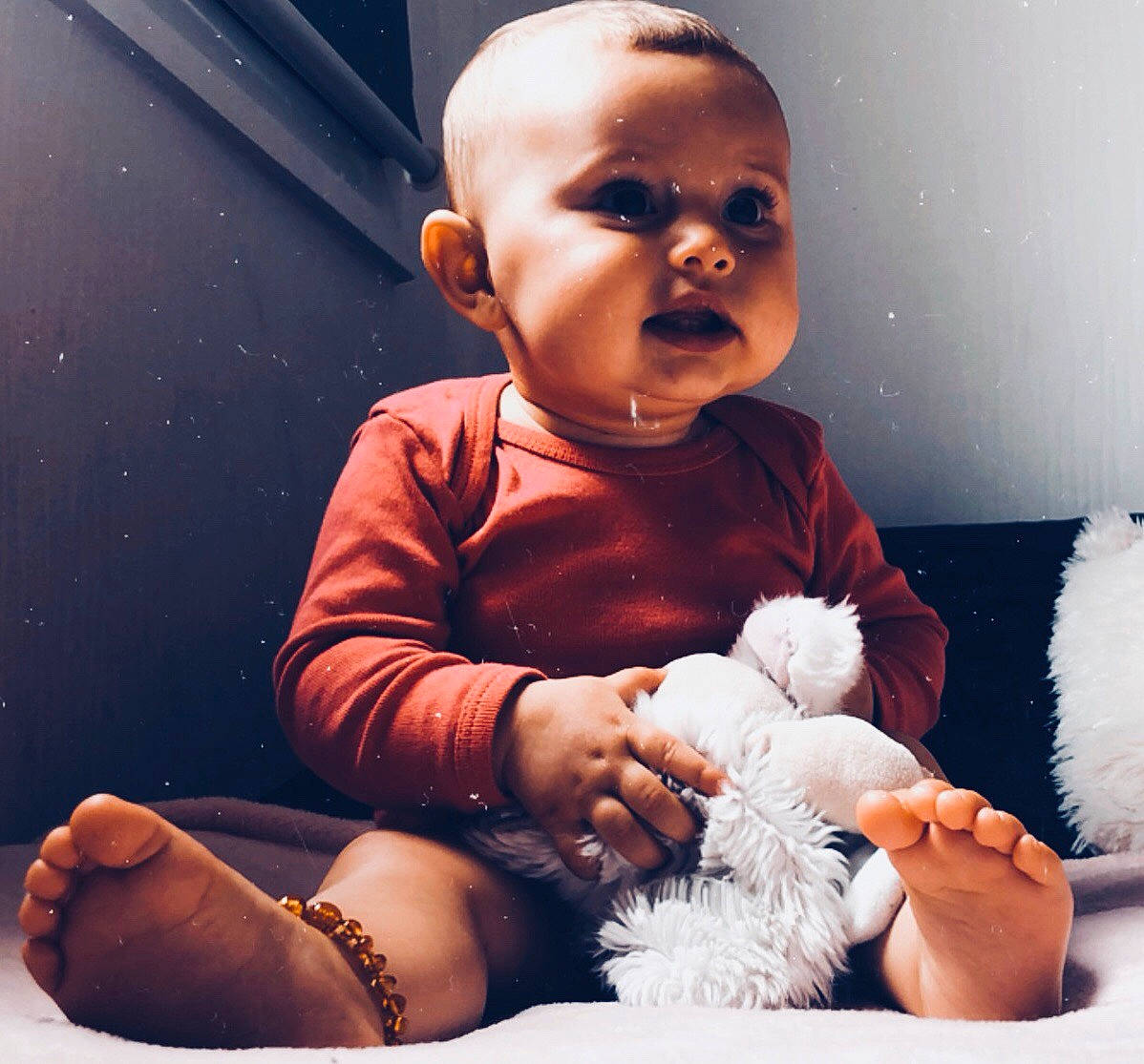 éléa participe au concours pour gagner de l'argent avec cette photo : arm, baby, cheek, child, hand, head, human, muscle, person, photography, sitting, smile, teddy_bear, toddler