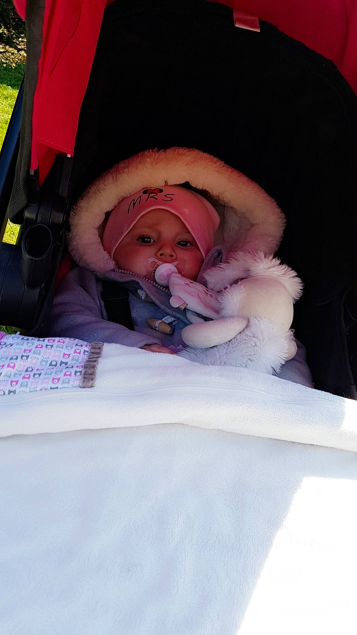 éléa participe au concours pour gagner de l'argent avec cette photo : baby, baby_carriage, baby_products, bedtime, child, headwear, person, pink, product, skin, sleep, smile, toddler