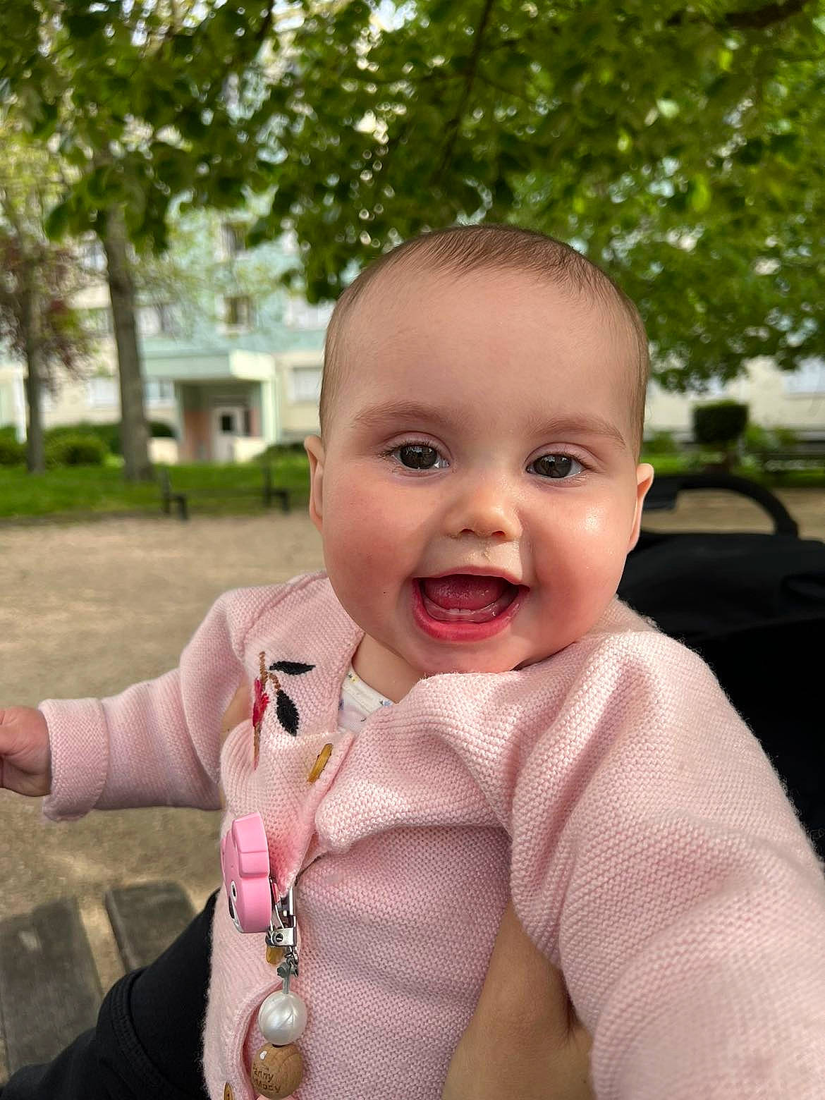 Kaëlys participe au concours pour gagner de l'argent avec cette photo : baby, baby_toddler_clothing, cheek, finger, gesture, grass, hand, happy, iris, leisure, lip, mouth, nose, person, pink, plant, skin, smile, thumb, toddler