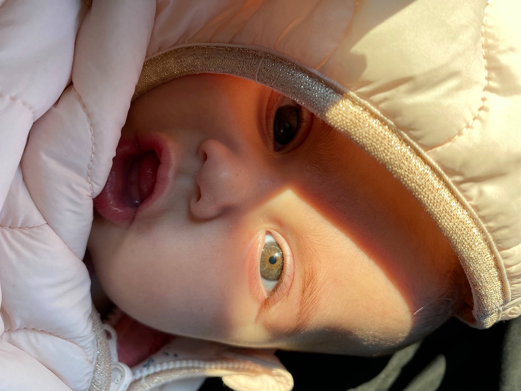 Kaëlys participe au concours pour gagner de l'argent avec cette photo : baby, cheek, chin, eye, eyebrow, eyelash, face, facial_expression, finger, human, iris, lip, mouth, nose, organ, photograph, skin, smile, textile, toddler