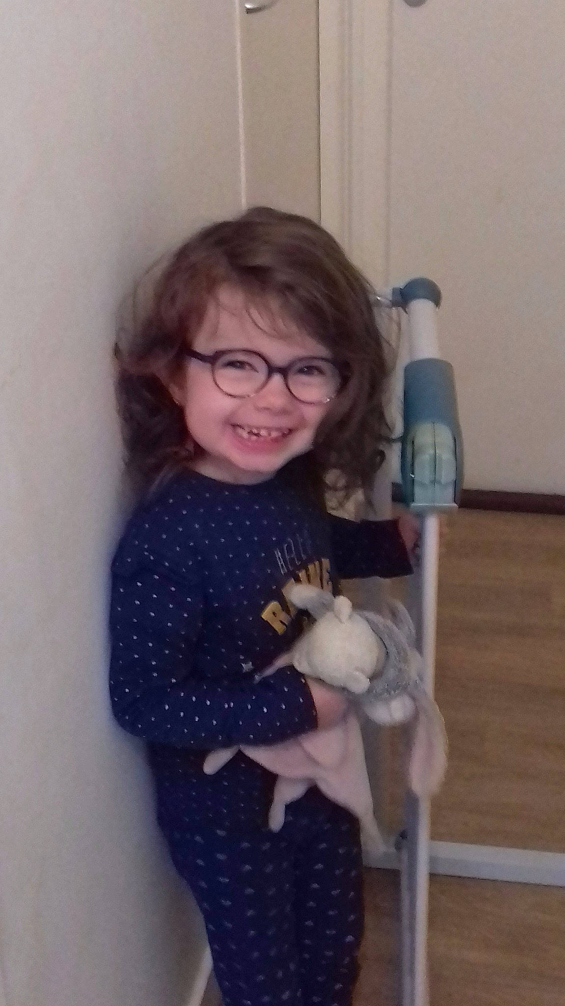 Cécilia a rejoint le concours — aidez-le/la à gagner de superbes lots ! child, eyewear, fawn, glasses, hair, iris, joint, joy, knee, long_hair, mammal, person, plastic_bottle, product, shoulder, sleeve, smile, standing, toy, vision_care