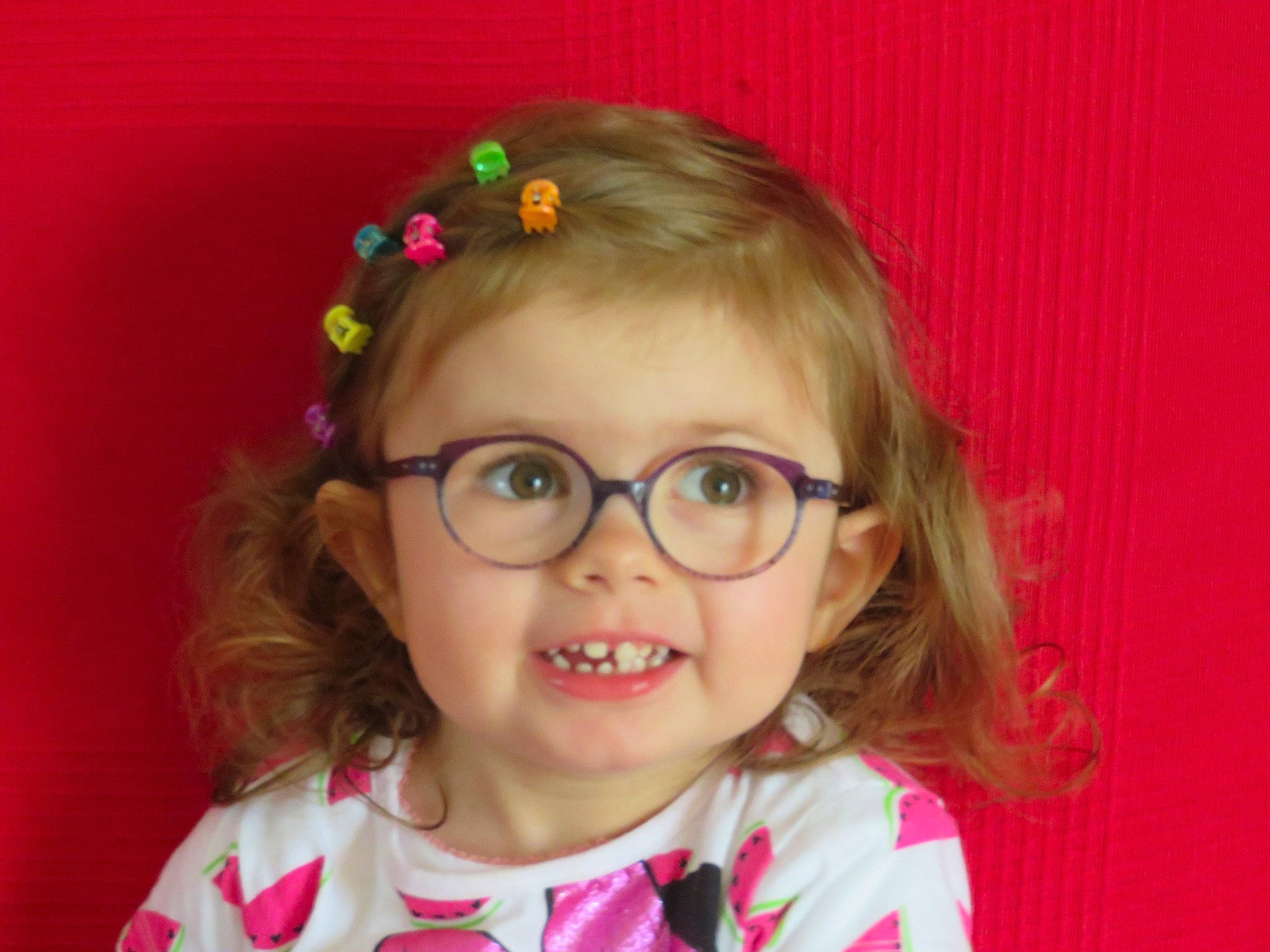 Cécilia a rejoint le concours — aidez-le/la à gagner de superbes lots ! baby_toddler_clothing, cheek, clothing, dress, ear, eye, eyebrow, eyelash, eyewear, facial_expression, glasses, happy, head, iris, joy, lip, nose, person, pink, skin