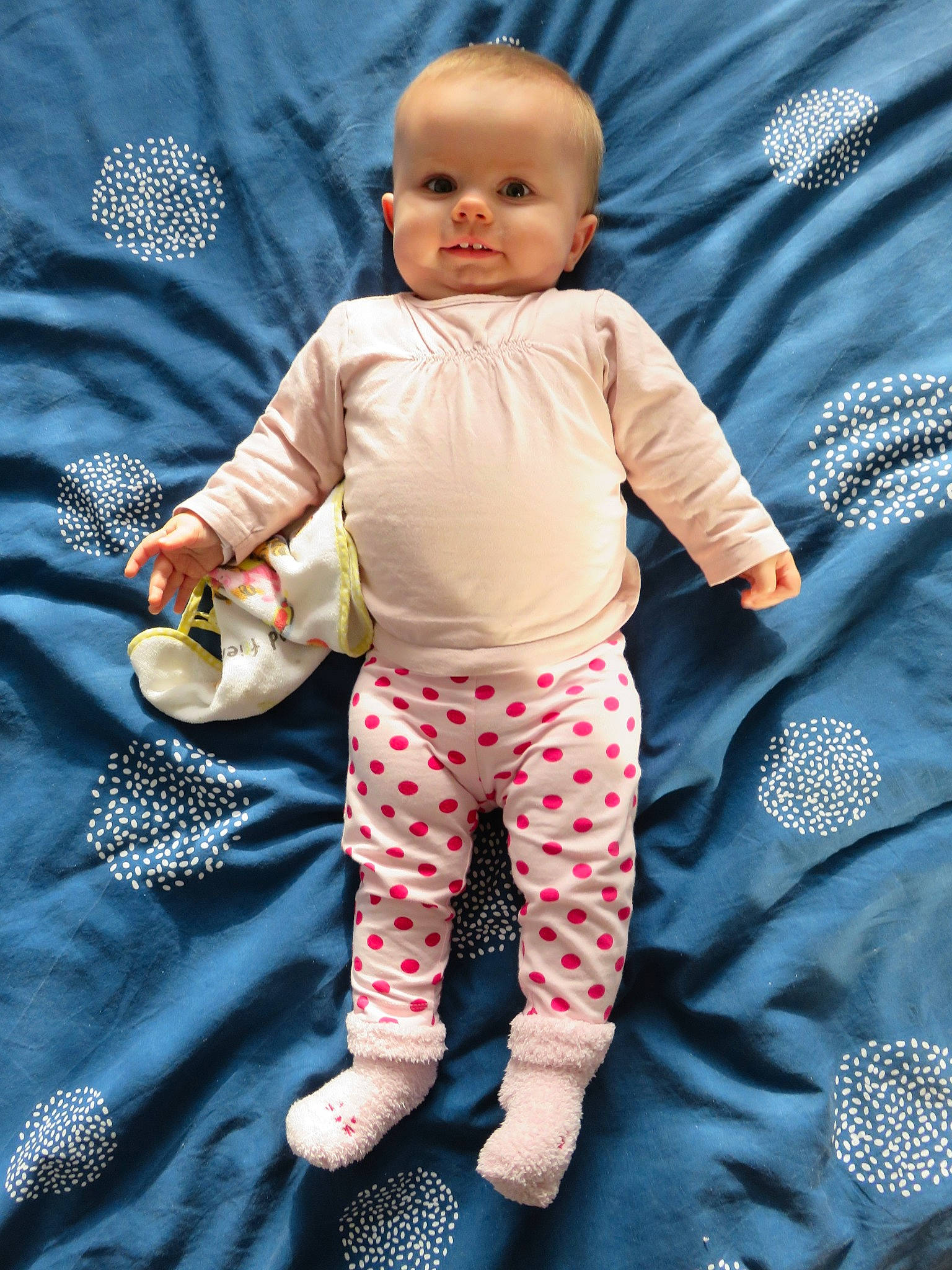 Cécilia a rejoint le concours — aidez-le/la à gagner de superbes lots ! baby, baby_products, baby_toddler_clothing, child, design, pattern, person, polka_dot, product, skin, sleeve, smile, textile, toddler