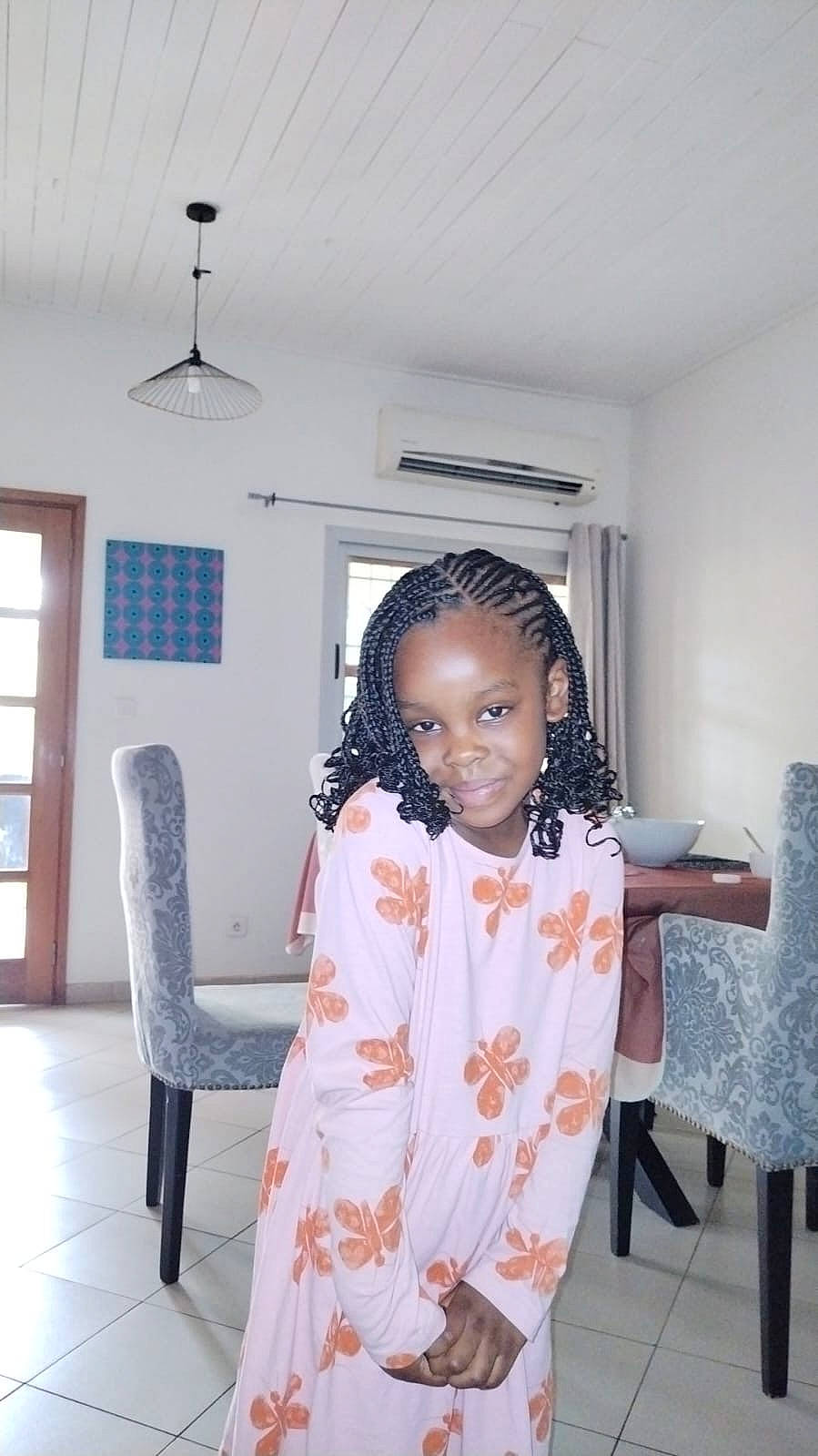 Cybèle participe au concours pour gagner de l'argent avec cette photo : ceiling, chair, child, comfort, door, fashion_design, flooring, formal_wear, fun, happy, house, joy, light_fixture, magenta, mechanical_fan, pattern, person, room, sitting, smile