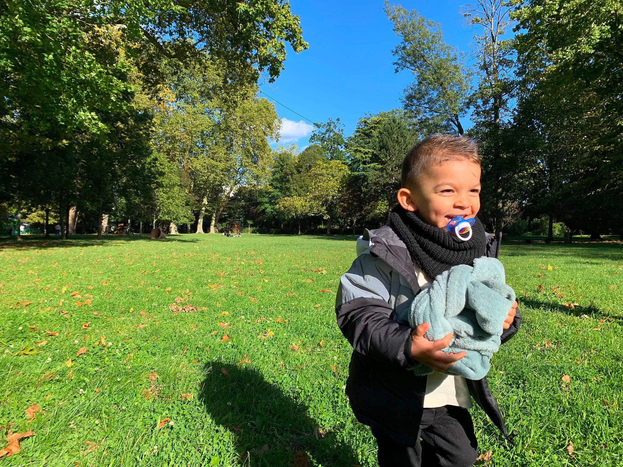 Yanis a rejoint le concours — aidez-le/la à gagner de superbes lots ! baby, fun, grass, grass_family, grassland, happy, landscape, lawn, leaf, leisure, meadow, natural_landscape, people_in_nature, person, plant, recreation, shrub, sky, toddler, tree