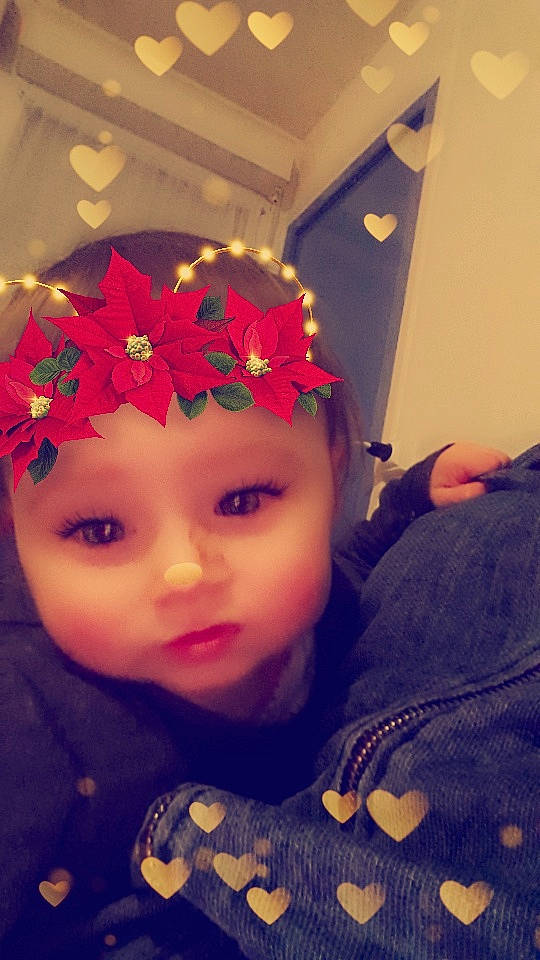 Lolita participe au concours pour gagner de l'argent avec cette photo : baby, cheek, child, eye, face, fashion_accessory, flower, forehead, hair_accessory, head, headband, headgear, headpiece, lip, mouth, nose, person, photography, pink, selfie