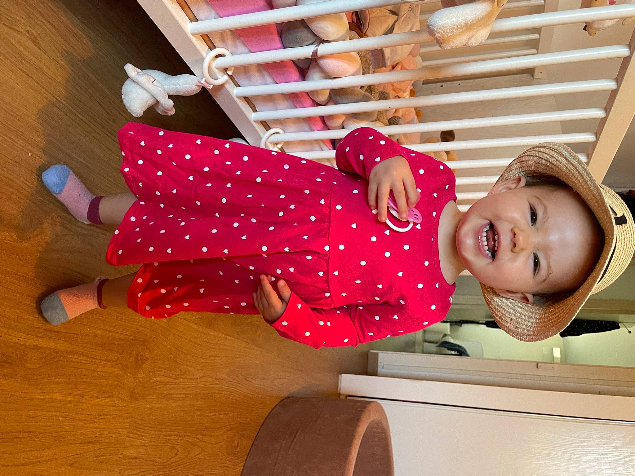 Joy a rejoint le concours — aidez-le/la à gagner de superbes lots ! baby_toddler_clothing, child, flooring, fun, happy, hardwood, hat, human_leg, leisure, magenta, pattern, person, shelf, sleeve, smile, sun_hat, textile, thigh, toddler, wheel