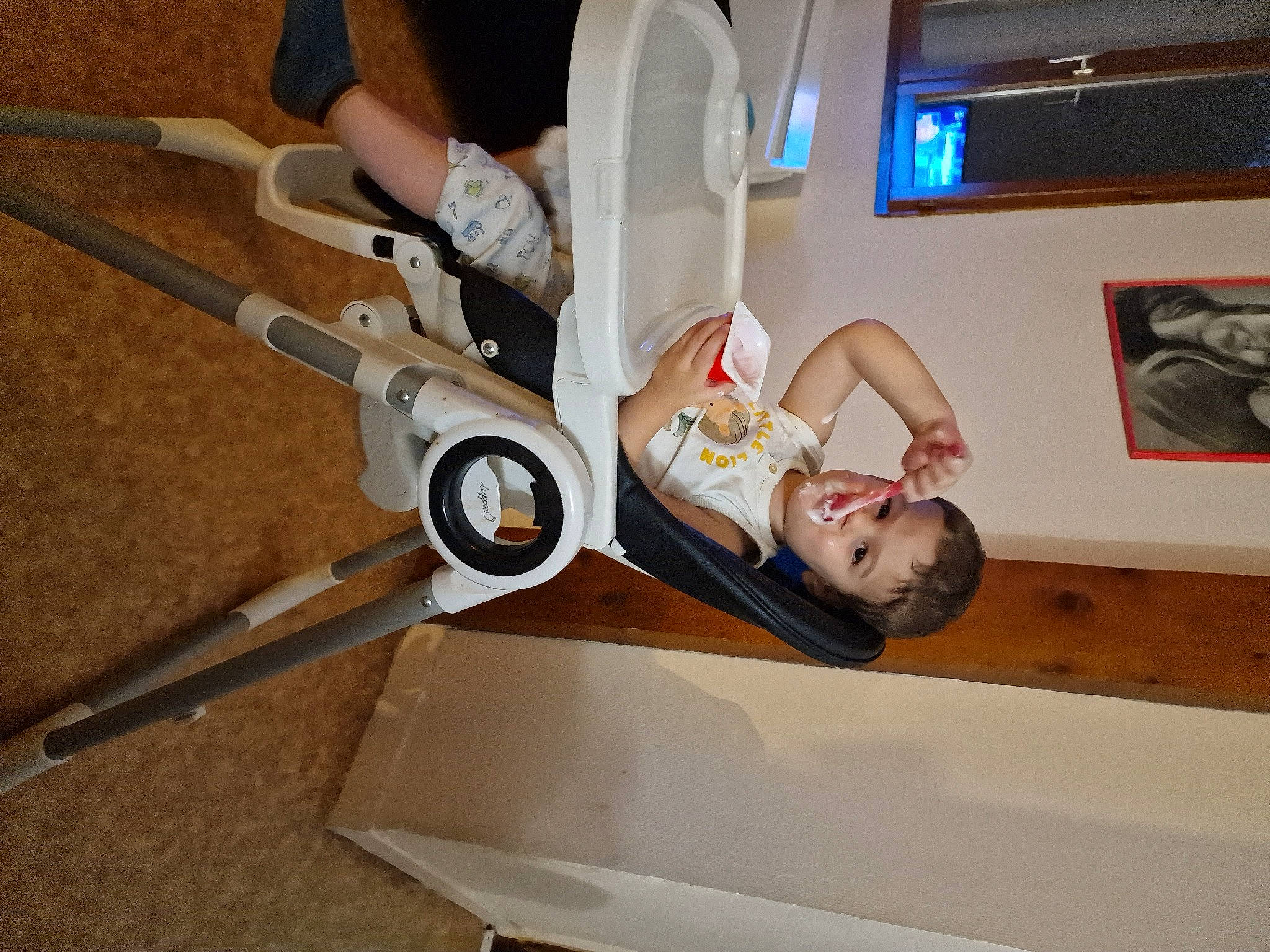 Mayrone participe au concours pour gagner de l'argent avec cette photo : arm, audio_equipment, automotive_design, balance, foot, fun, human_leg, knee, leg, machine, person, picture_frame, room, sandal, thigh, tire, toy, wheel, wood