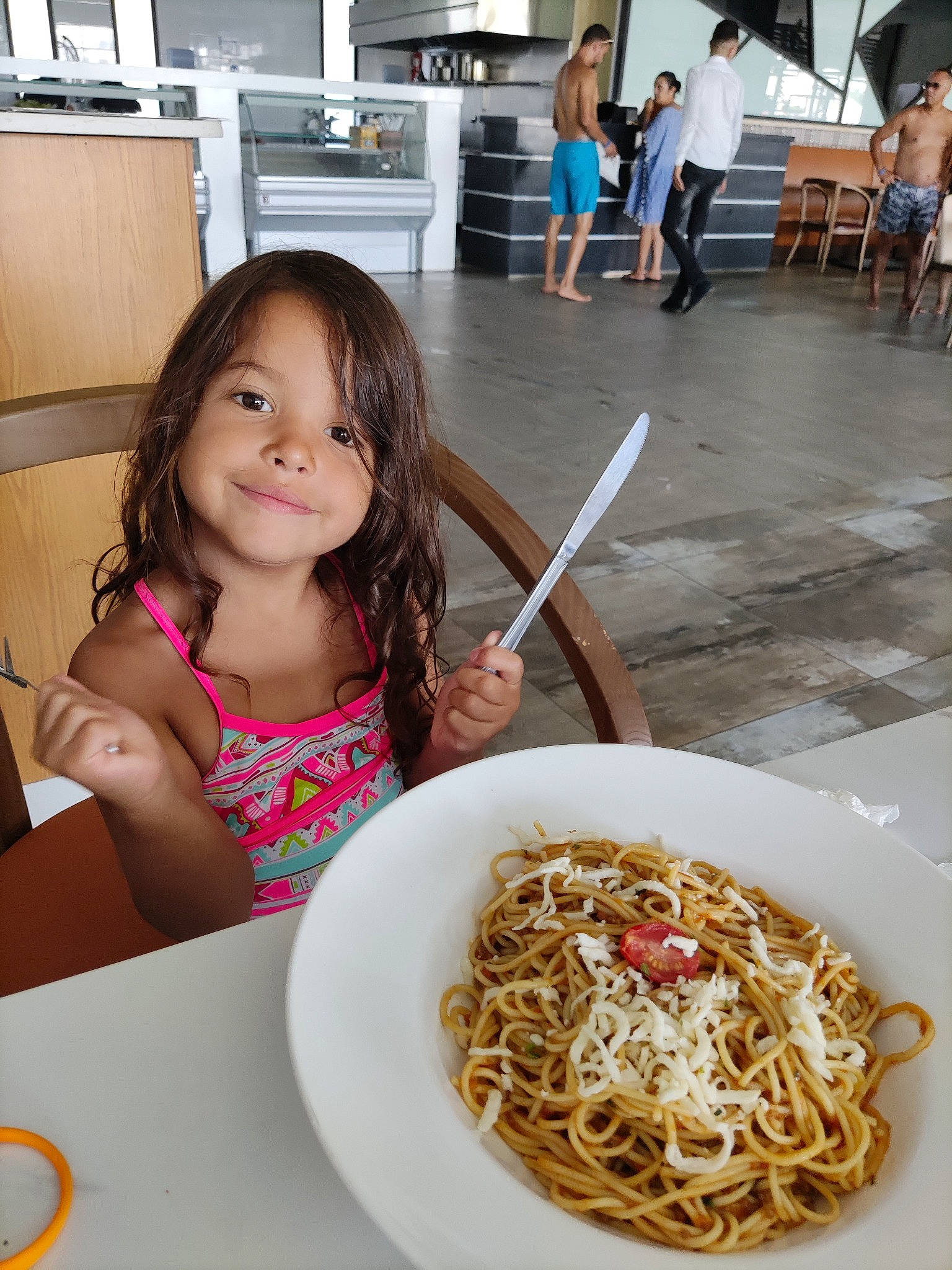 Kenza participe au concours pour gagner de l'argent avec cette photo : al_dente, bigoli, chair, chinese_noodles, clothing, cuisine, food, hot_dry_noodles, human_body, ingredient, joy, noodle, pancit, pasta_pomodoro, person, recipe, rice_noodles, smile, spaghetti, staple_food