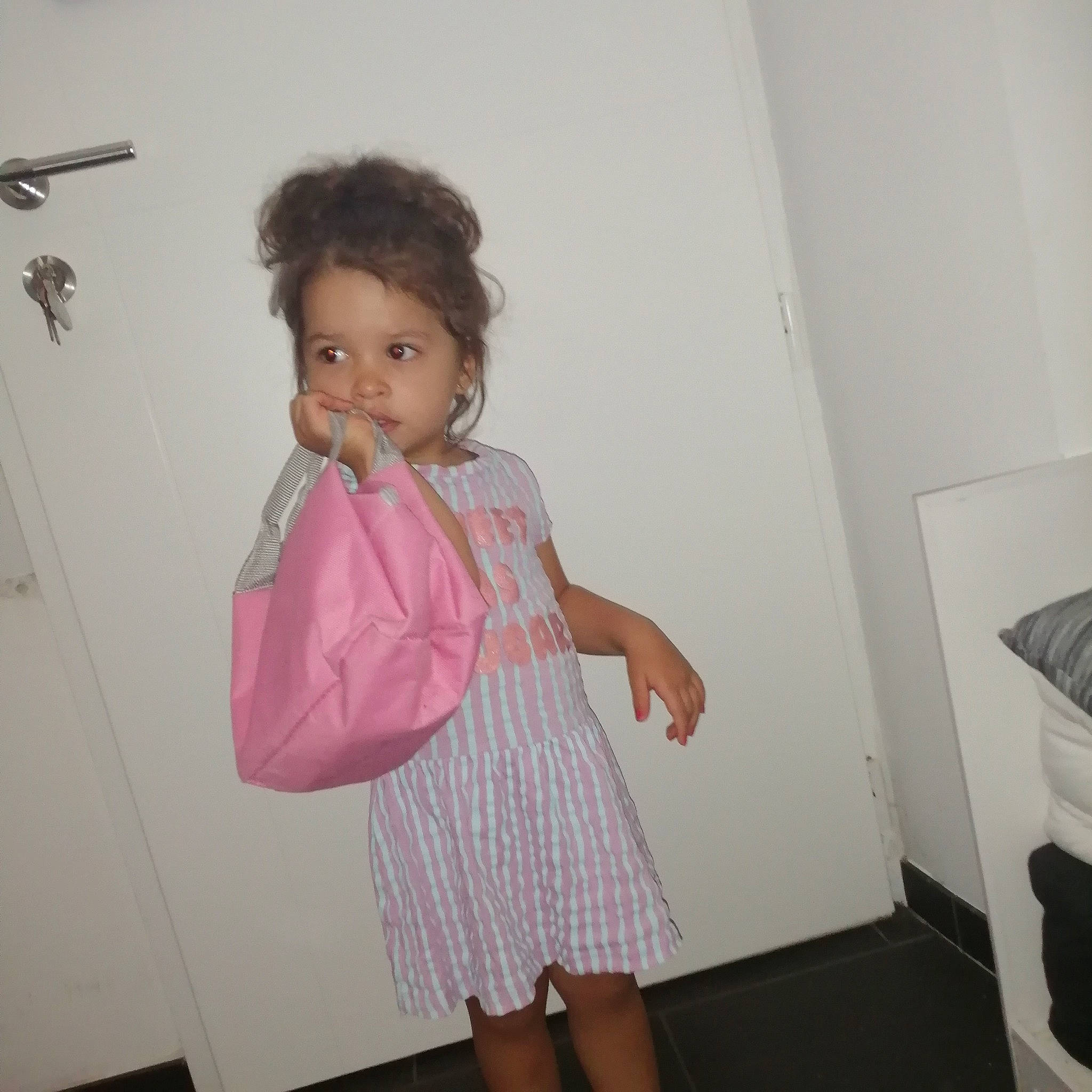 Kenza participe au concours pour gagner de l'argent avec cette photo : baby_toddler_clothing, day_dress, door, eye, finger, flooring, fun, gesture, human_leg, joint, long_hair, magenta, one_piece_garment, pattern, person, pink, skin, sleeve, standing, thumb