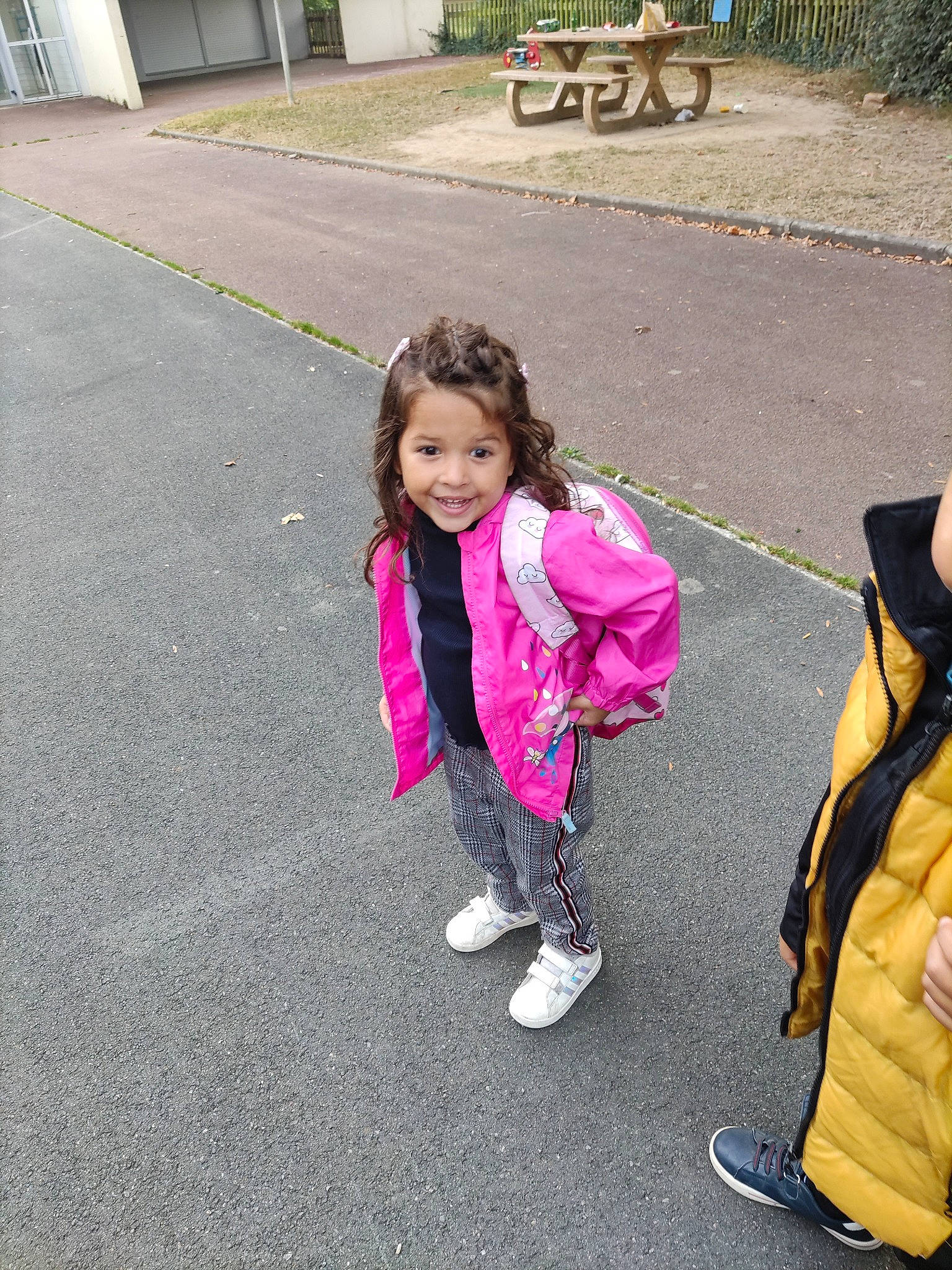 Kenza participe au concours pour gagner de l'argent avec cette photo : asphalt, child, city, fun, grass, human_body, joy, leisure, magenta, pedestrian, person, recreation, road, road_surface, shoe, sidewalk, sneakers, street, toddler, travel