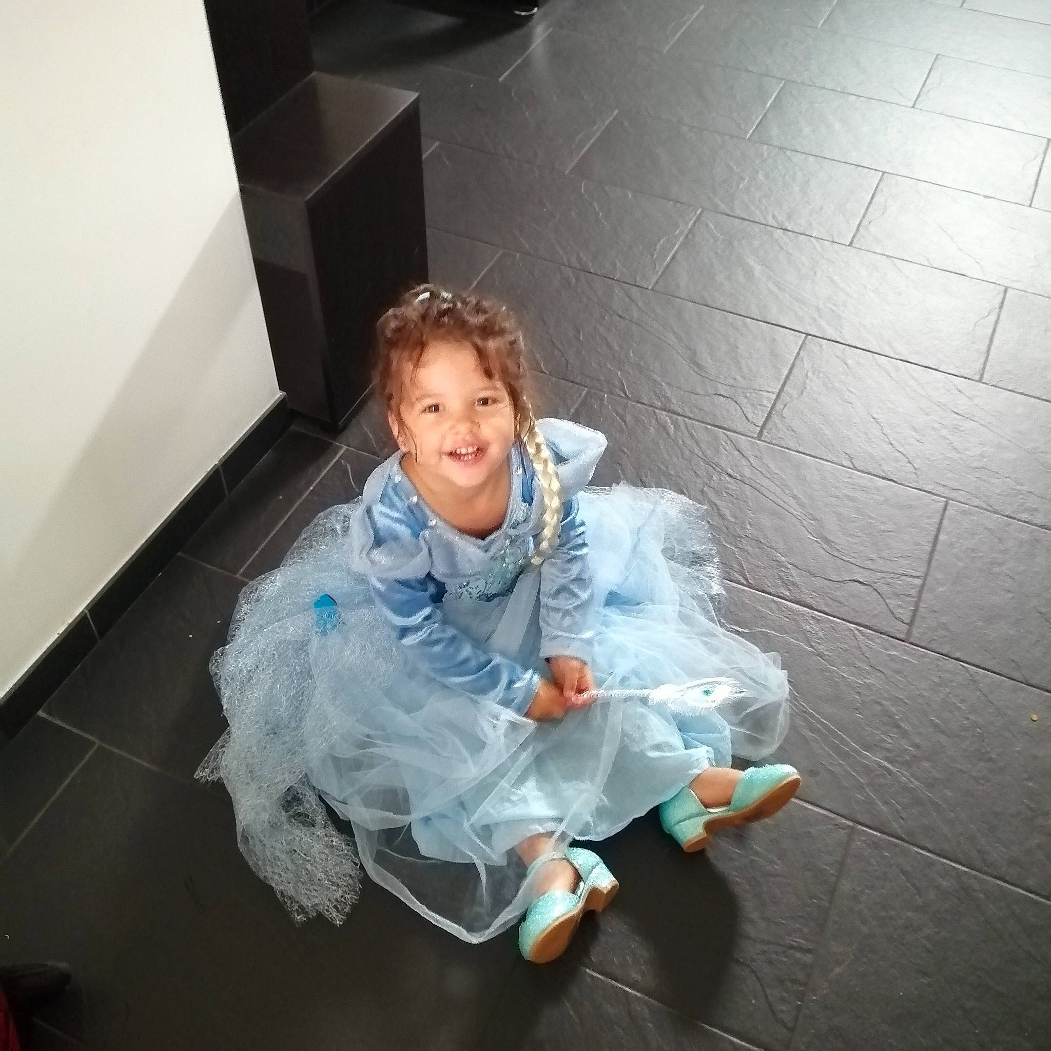 Kenza participe au concours pour gagner de l'argent avec cette photo : child, costume, denim, electric_blue, fashion_accessory, fashion_design, flash_photography, floor, flooring, formal_wear, fun, fur, happy, human_leg, joy, leisure, performance, performance_art, person, scarf