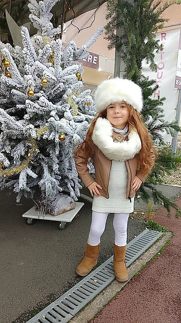 Kamelia a rejoint le concours — aidez-le/la à gagner de superbes lots ! christmas, christmas_decoration, christmas_tree, fur, girl, headwear, holiday, person, plant, tree, winter