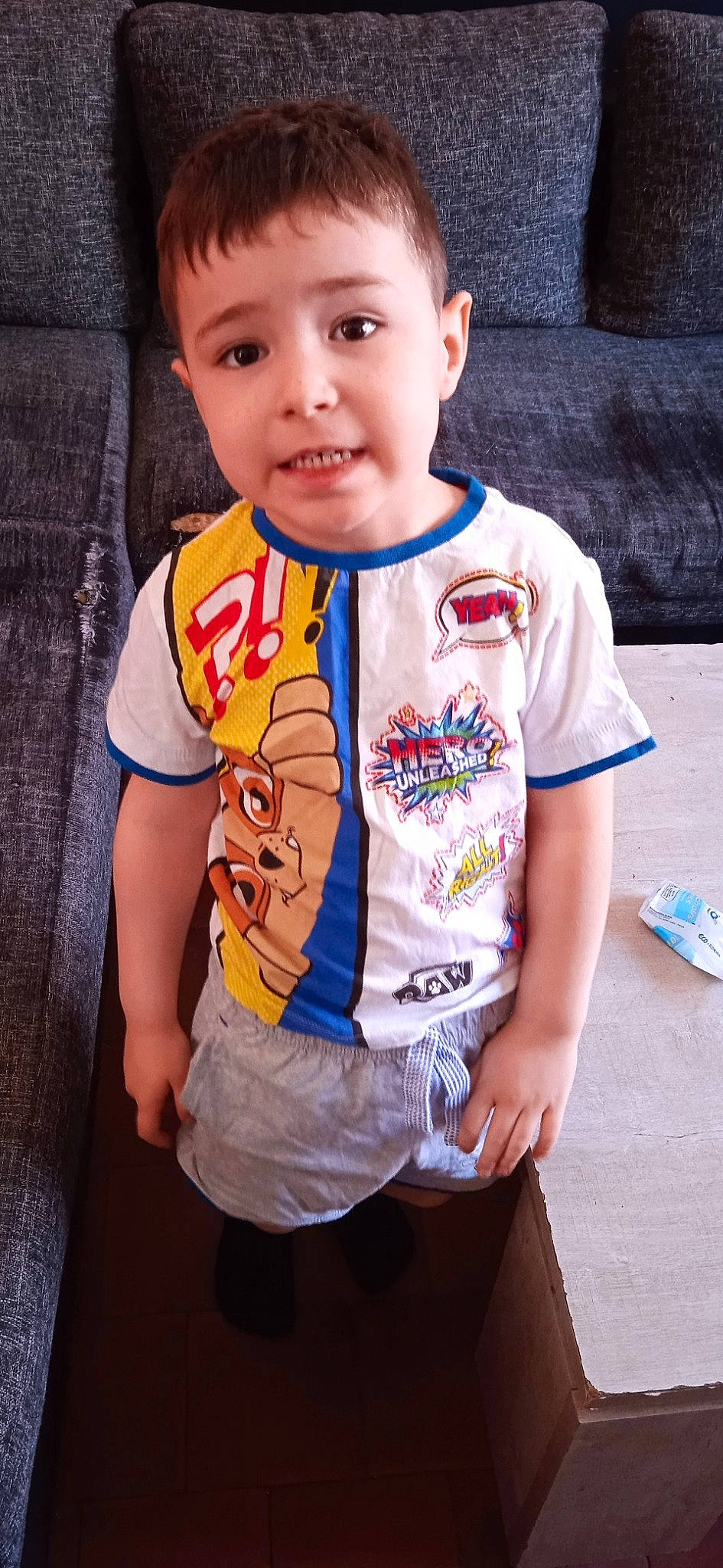Loukas participe au concours pour gagner de l'argent avec cette photo : baby_toddler_clothing, child, chin, cool, eye, face, facial_expression, forehead, happy, head, mouth, neck, person, shorts, sitting, skin, sleeve, smile, t_shirt, toddler