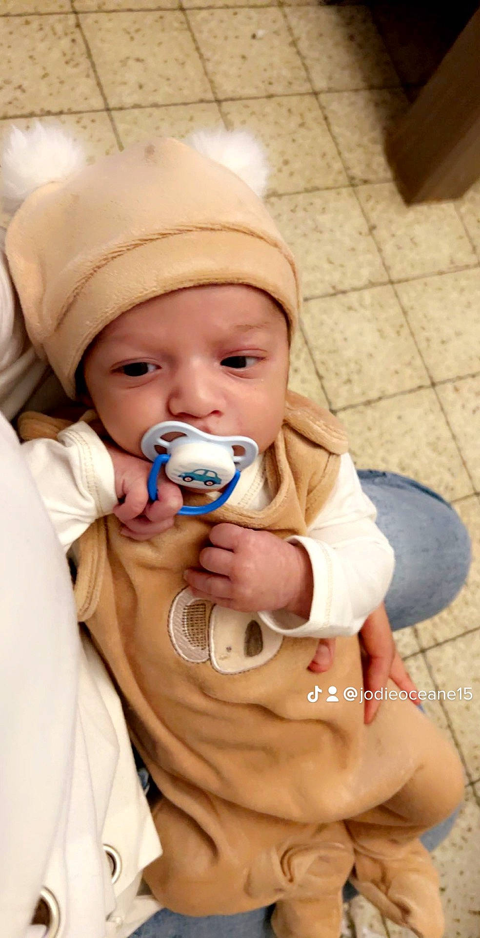 Lyziano a rejoint le concours — aidez-le/la à gagner de superbes lots ! baby, baby_products, baby_toddler_clothing, cheek, child, comfort, drinkware, eyelash, finger, fun, gesture, hand, happy, headwear, lip, mouth, nail, nose, person, skin