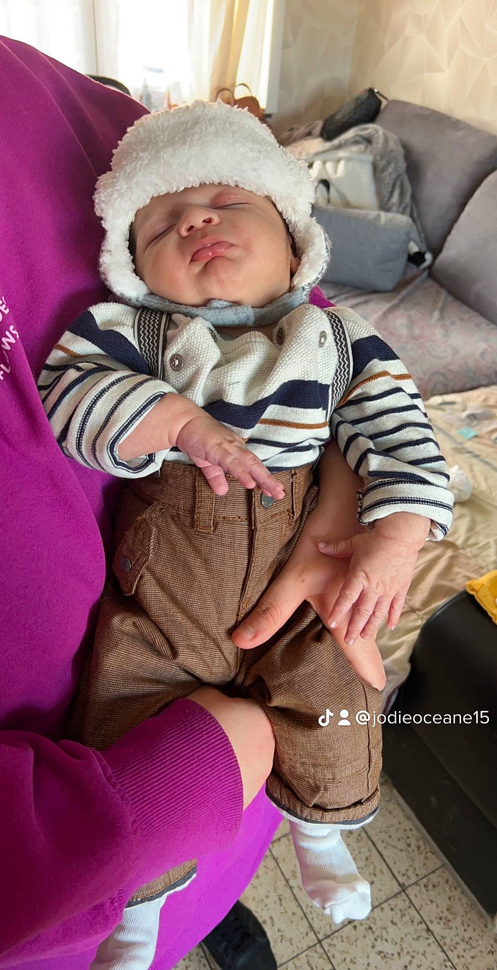 Lyziano participe au concours pour gagner de l'argent avec cette photo : baby, baby_products, baby_toddler_clothing, cheek, child, comfort, headwear, human_leg, knee, lap, linens, magenta, pattern, person, pink, purple, sitting, skin, sleeve, sock