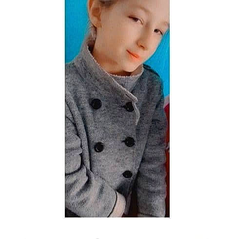 Ylanna participe au concours pour gagner de l'argent avec cette photo : baby_toddler_clothing, blazer, button, child, collar, denim, electric_blue, face, fashion_accessory, fur, grey, hair, head, hood, jersey, long_sleeved_t_shirt, pattern, person, sleeve, top