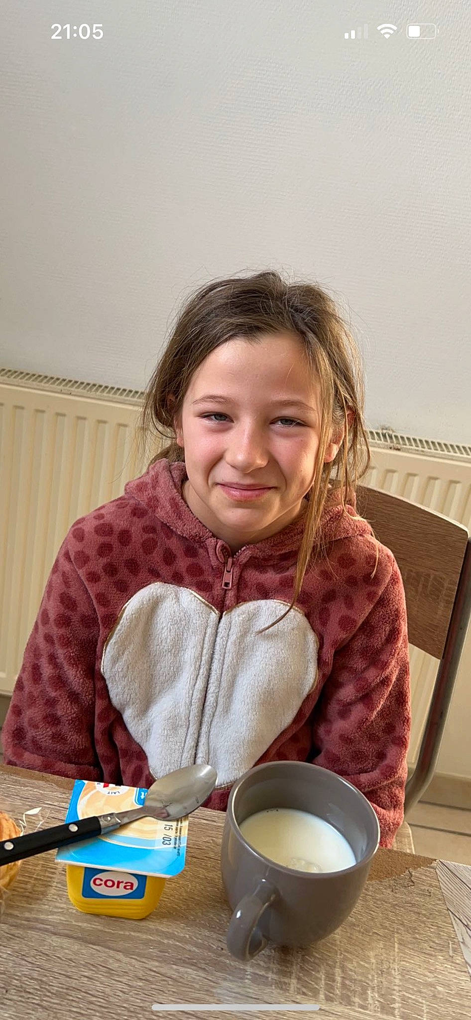 Ylanna a rejoint le concours — aidez-le/la à gagner de superbes lots ! bowl, chair, child, coffee, cup, drink, drinkware, fun, happy, hoodie, joy, office_supplies, pen, person, serveware, sitting, smile, table, tableware, toddler