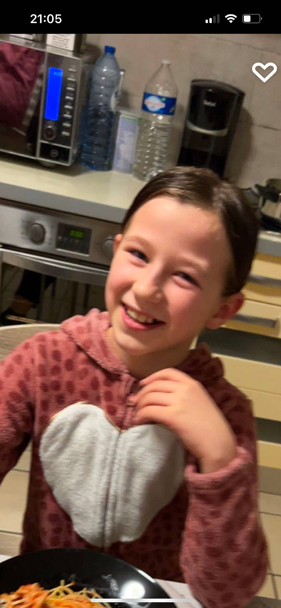 Ylanna a rejoint le concours — aidez-le/la à gagner de superbes lots ! audio_equipment, cheek, child, chin, cooking, ear, eyebrow, finger, fun, gesture, happy, jaw, joy, mouth, muscle, nose, organ, person, room, smile