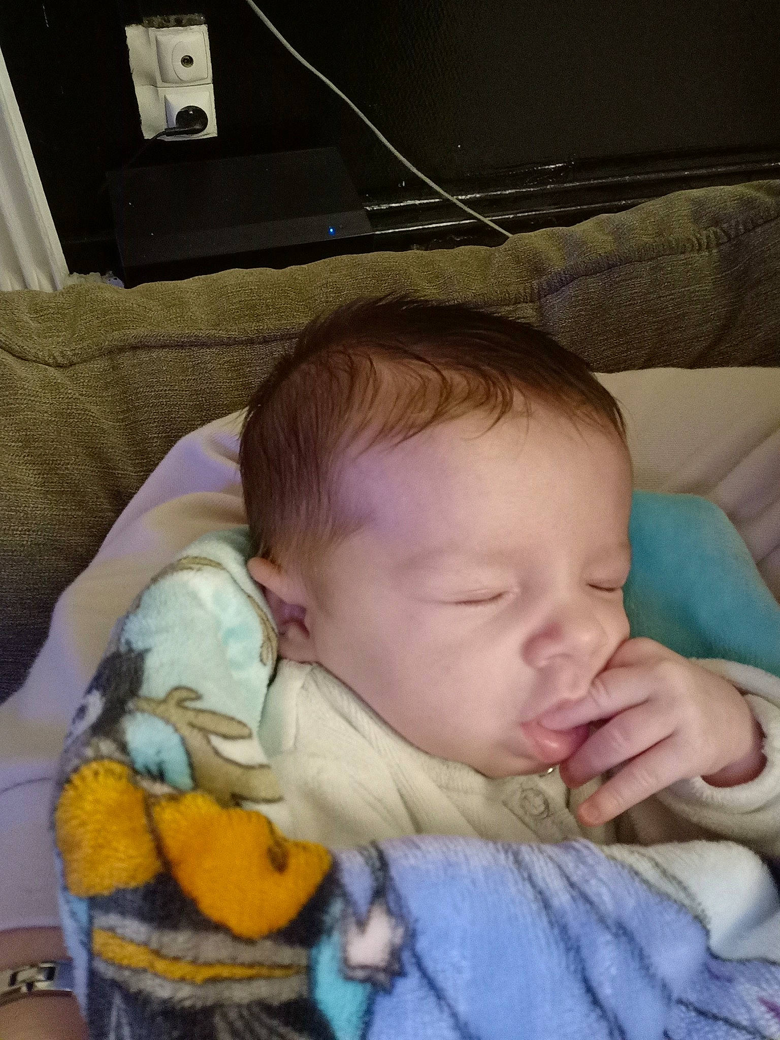 Leyloo participe au concours pour gagner de l'argent avec cette photo : baby, baby_products, bedtime, cheek, child, electronic_device, eye, mouth, nap, person, product, skin, sleep, toddler