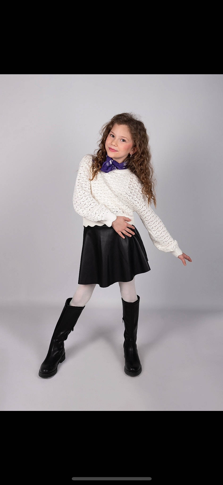 Luana participe au concours pour gagner de l'argent avec cette photo : black_hair, eye, face, fashion_design, fashion_model, flash_photography, gesture, human_leg, joy, knee, leg, long_hair, neck, outerwear, person, plaid, sleeve, tartan, thigh, trunk