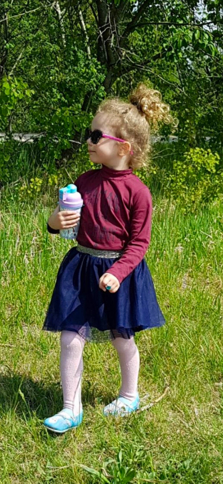 Luana a rejoint le concours — aidez-le/la à gagner de superbes lots ! baby_toddler_clothing, bottle, child, drinkware, electric_blue, fun, garden, goggles, grass, grass_family, grassland, hand, pattern, people_in_nature, person, plant, plastic_bottle, recreation, sunglasses, toddler