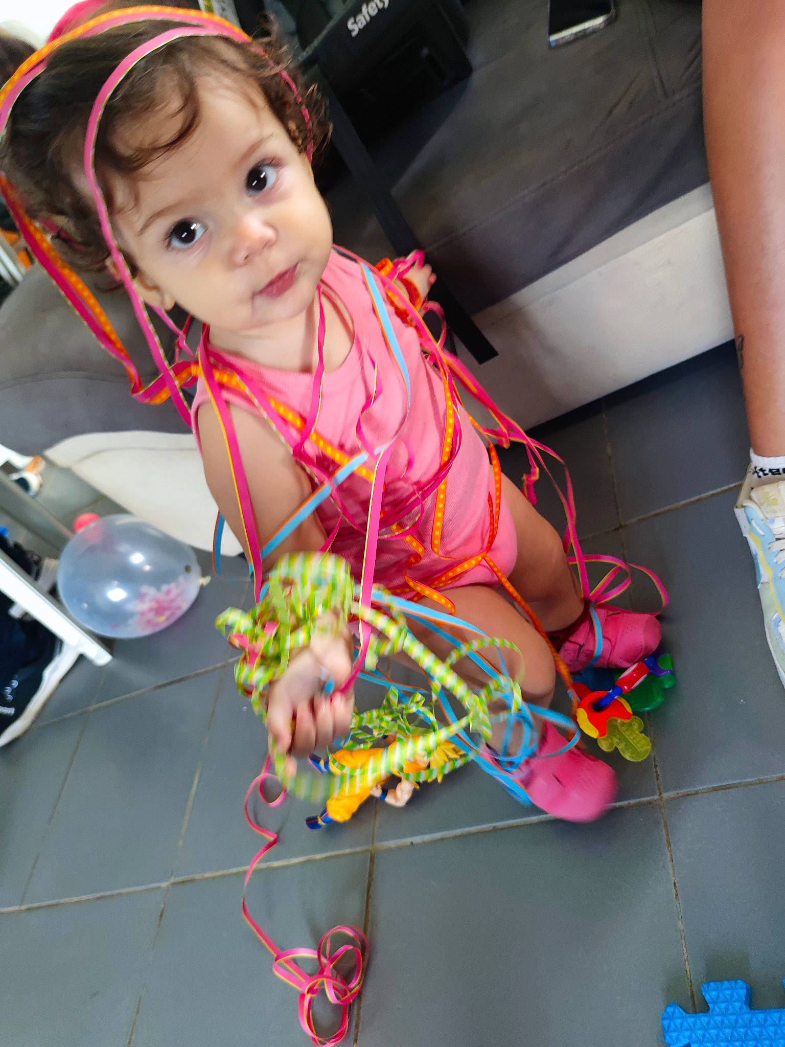 Lilou a rejoint le concours — aidez-le/la à gagner de superbes lots ! audio_equipment, child, costume, event, fashion_accessory, fun, hair, head, human_leg, magenta, nail, pattern, person, pink, plant, sandal, sitting, textile, toddler, toy