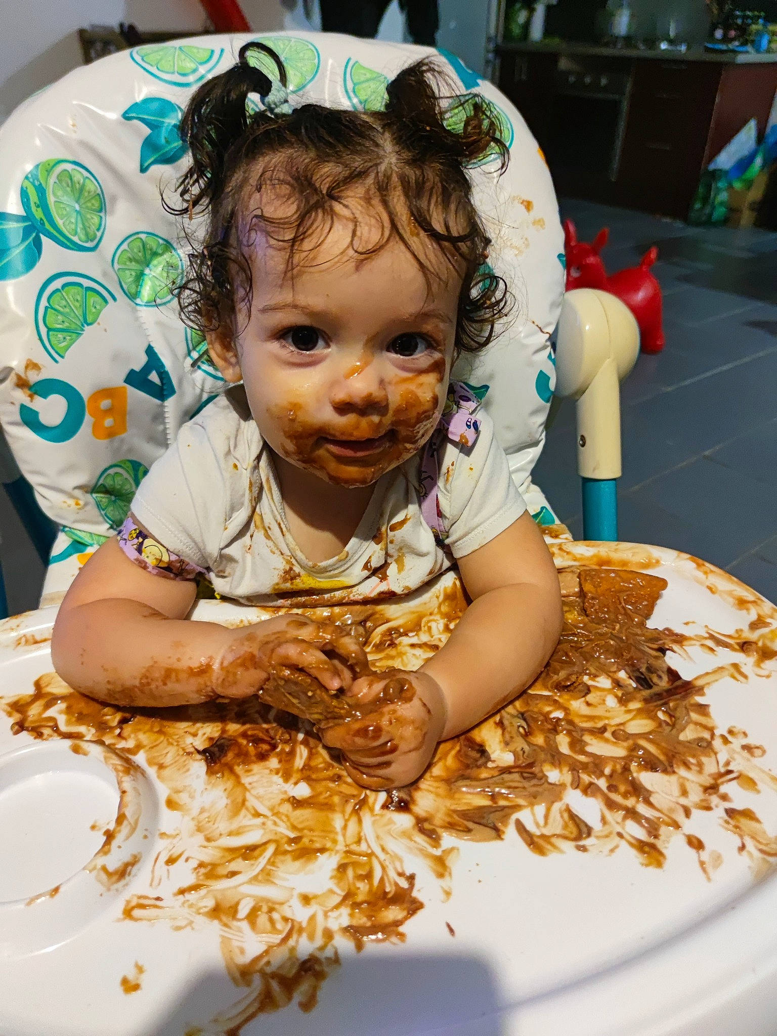 Lilou a rejoint le concours — aidez-le/la à gagner de superbes lots ! baby, birthday, chair, child, comfort_food, cuisine, event, flooring, food, fun, happy, mammal, meal, party, person, sitting, sweetness, t_shirt, table, toddler