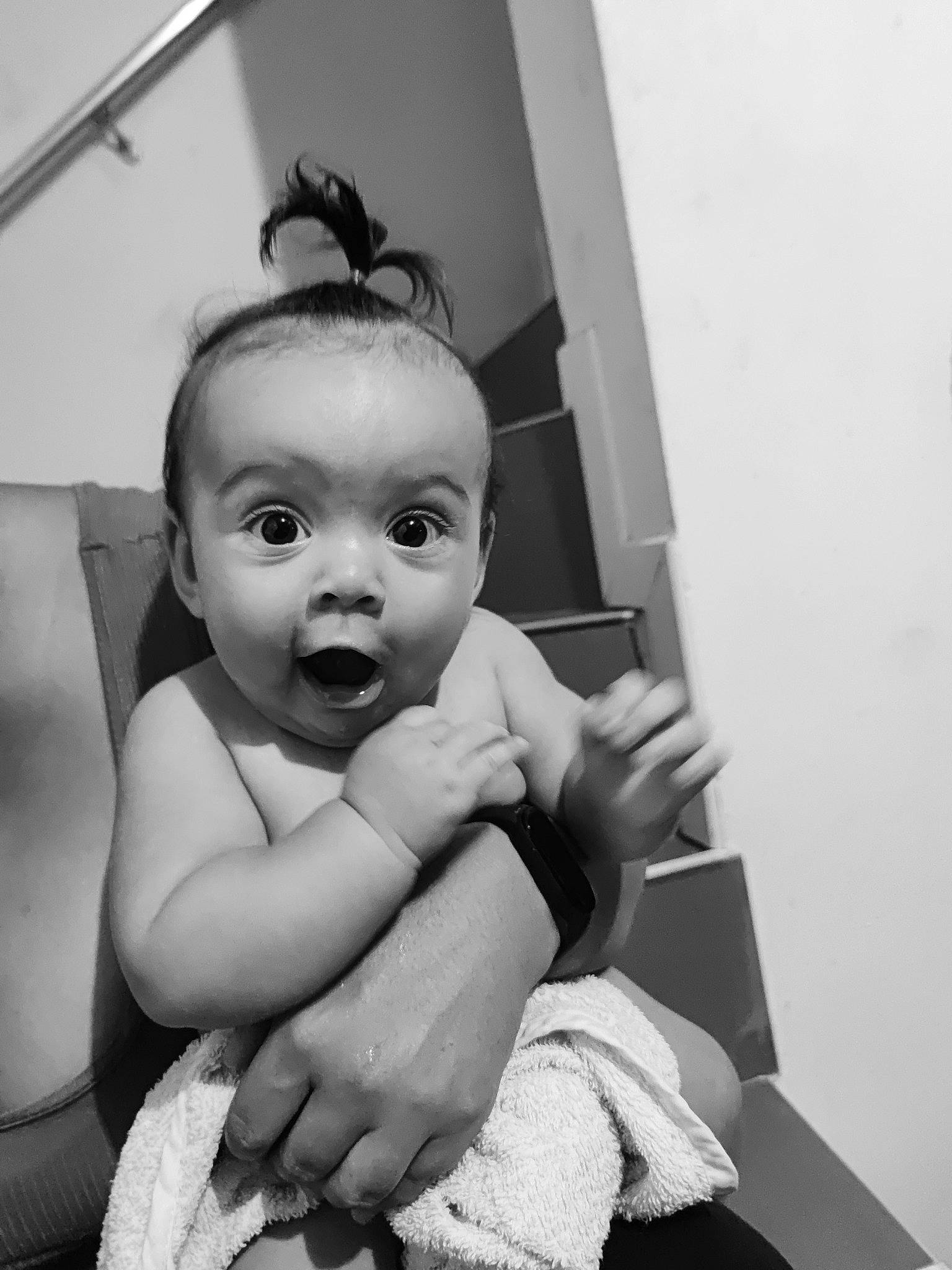 Lilou a rejoint le concours — aidez-le/la à gagner de superbes lots ! arm, baby, black, black_and_white, cheek, child, comfort, eyebrow, eyelash, finger, flash_photography, gesture, hand, happy, iris, monochrome, monochrome_photography, person, sitting, style
