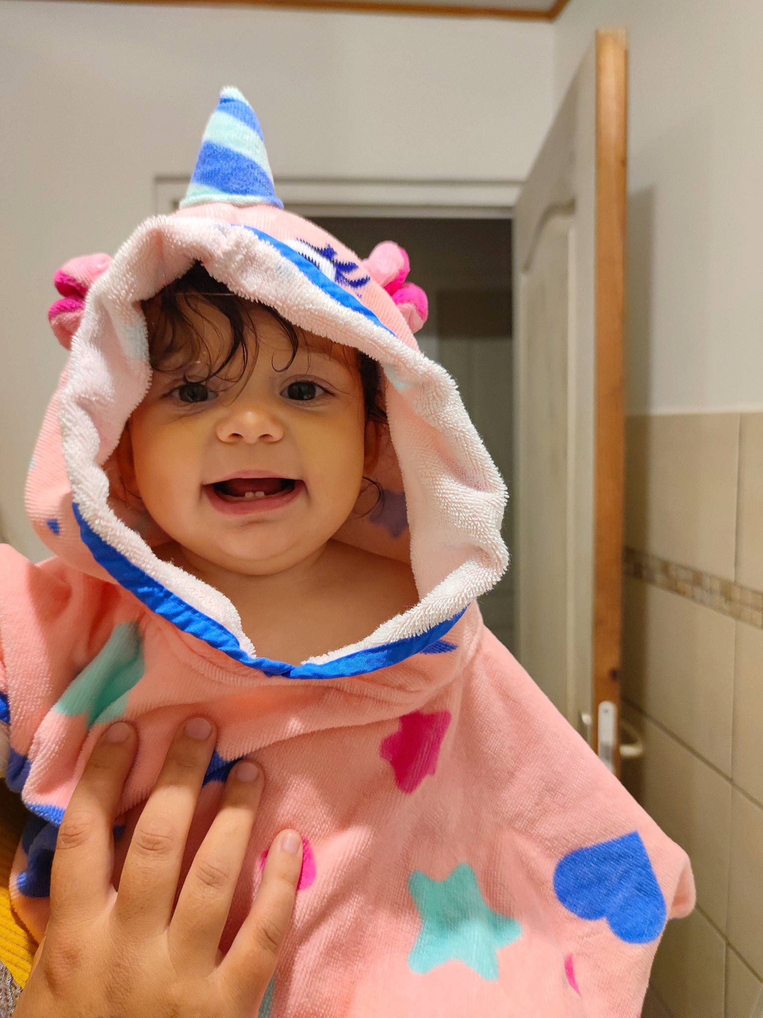 Lilou a rejoint le concours — aidez-le/la à gagner de superbes lots ! azure, baby, cap, child, costume_hat, electric_blue, event, face, facial_expression, fashion_accessory, fun, gesture, happy, hat, headwear, party_hat, party_supply, person, pink, smile