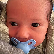 Adem a rejoint le concours — aidez-le/la à gagner de superbes lots ! baby, pacifier, blanket, close_up, infant, face, wrapped, sleepwear, soft, cute, newborn, skin, head, portrait, comfort, resting, eyes, child, young, cozy